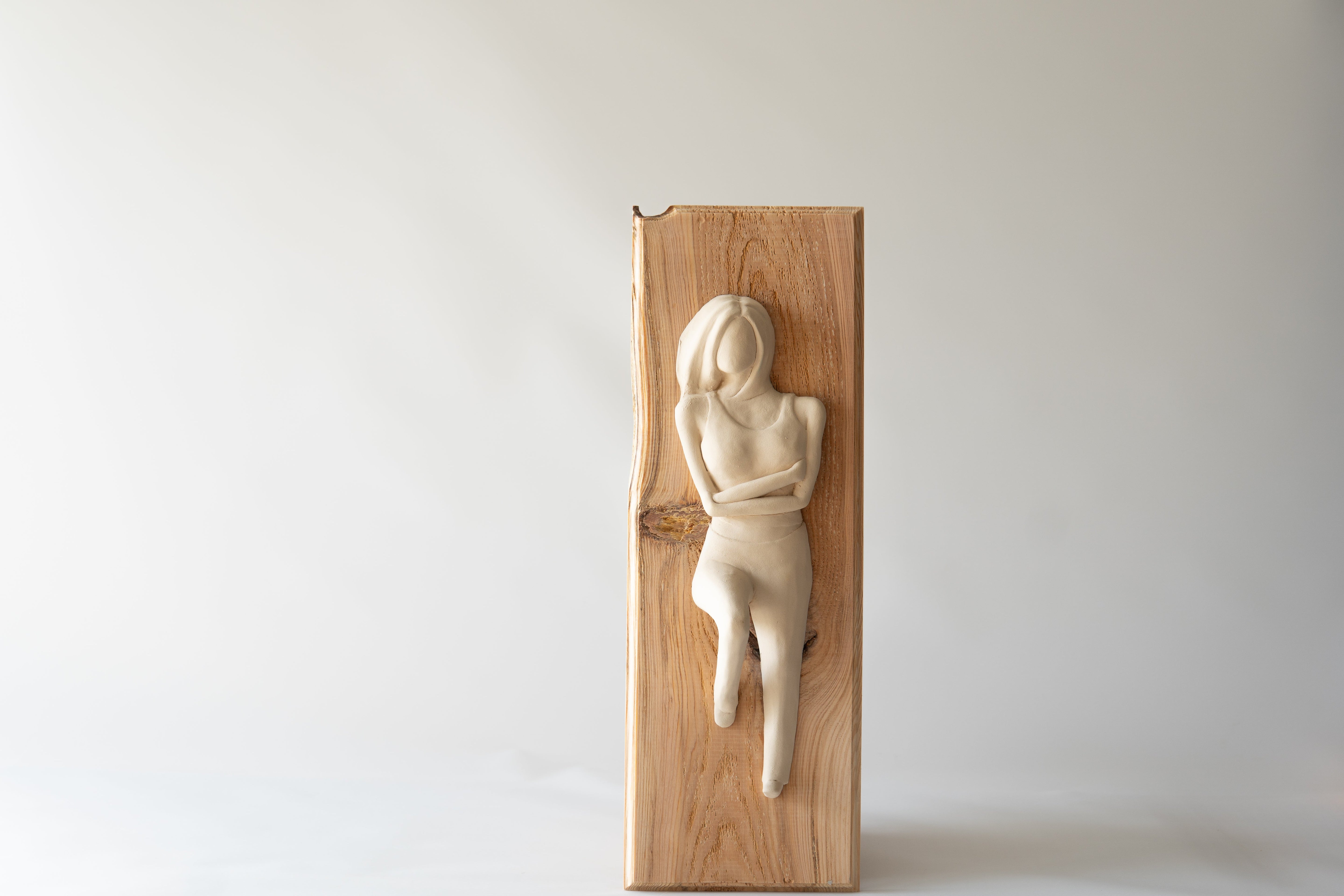 Masif Ağaç Çerçeveli Bej Kadın Duvar Heykeli