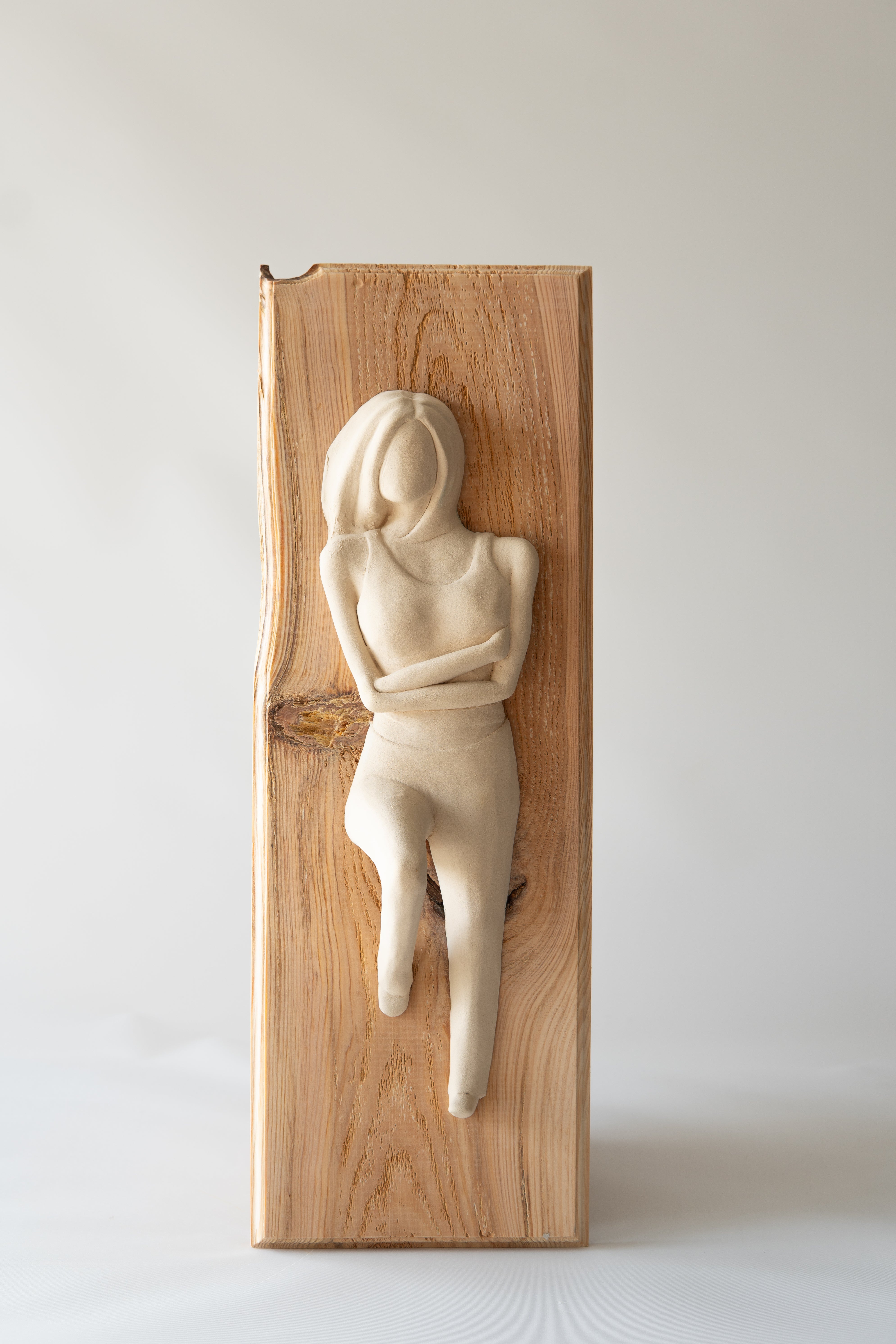 Masif Ağaç Çerçeveli Bej Kadın Duvar Heykeli