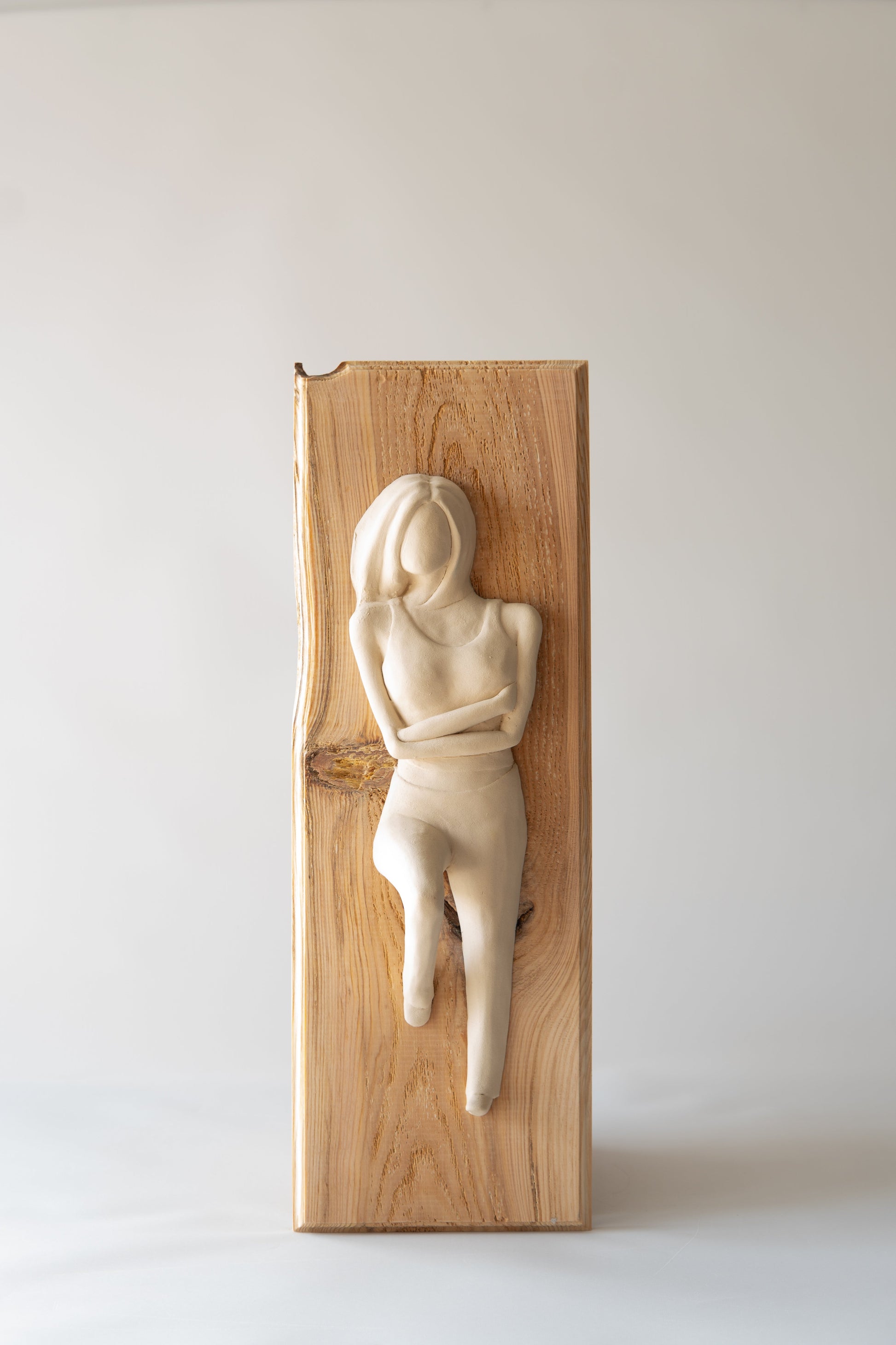 Masif Ağaç Çerçeveli Bej Kadın Duvar Heykeli