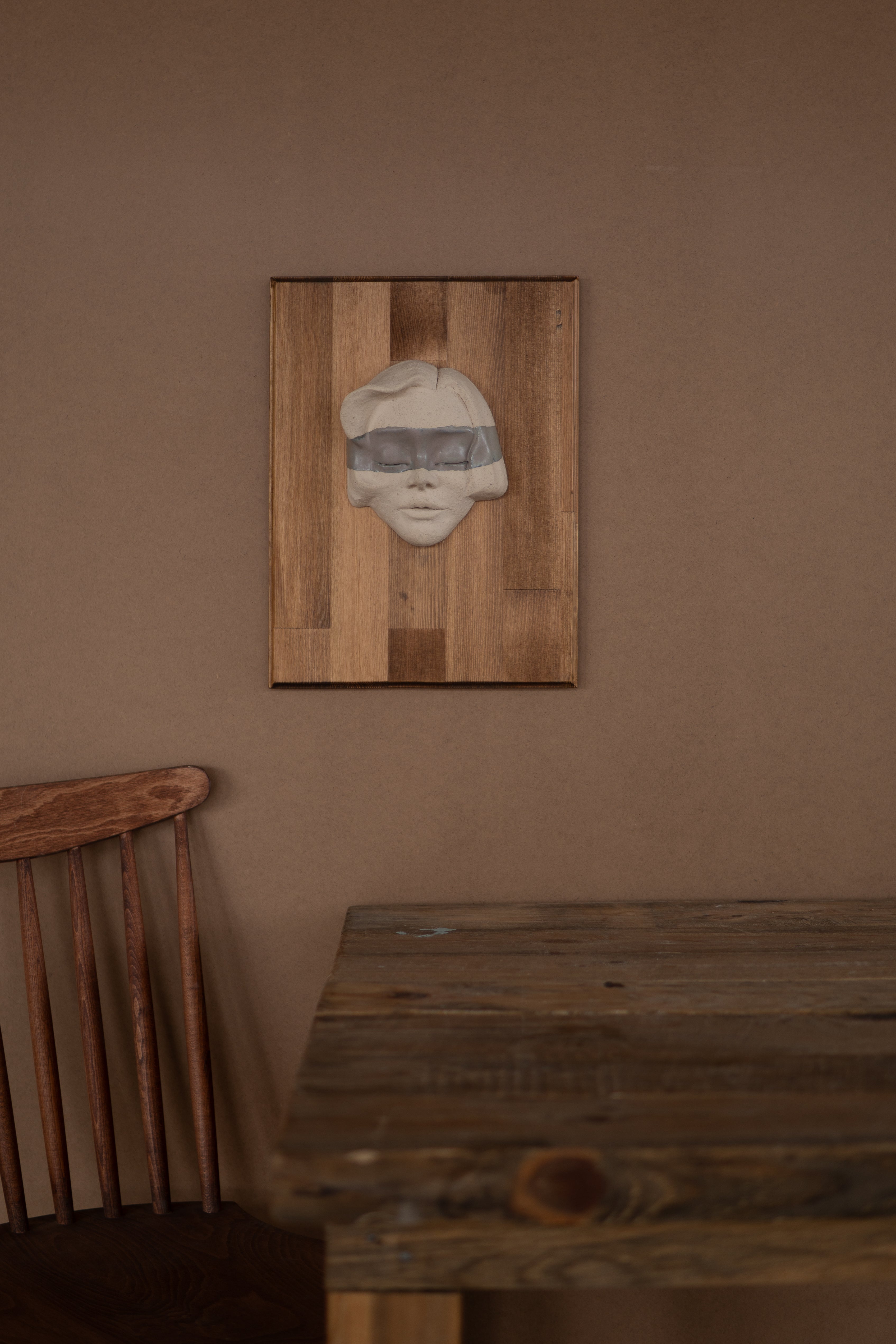 Masif Ahşap Zeminli Seramik Heykel Duvar Panosu