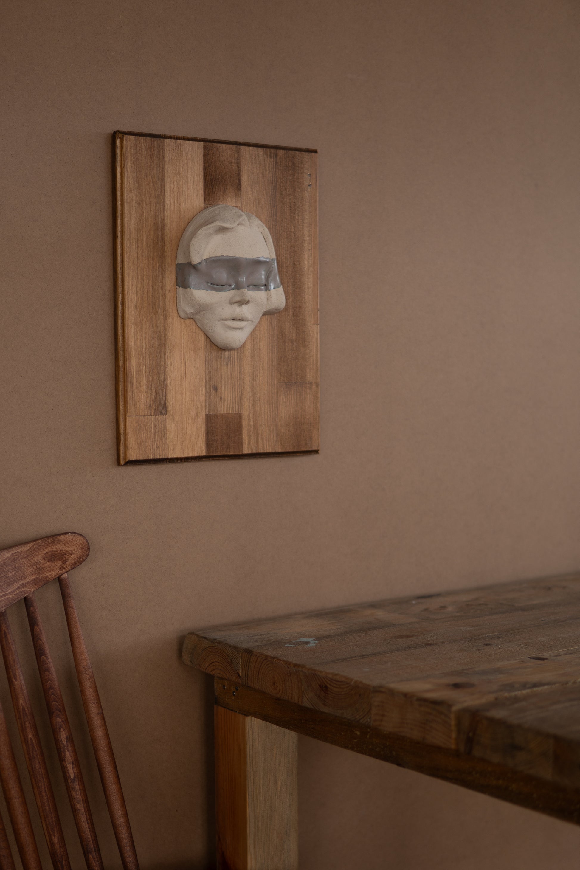 Masif Ahşap Zeminli Seramik Heykel Duvar Panosu