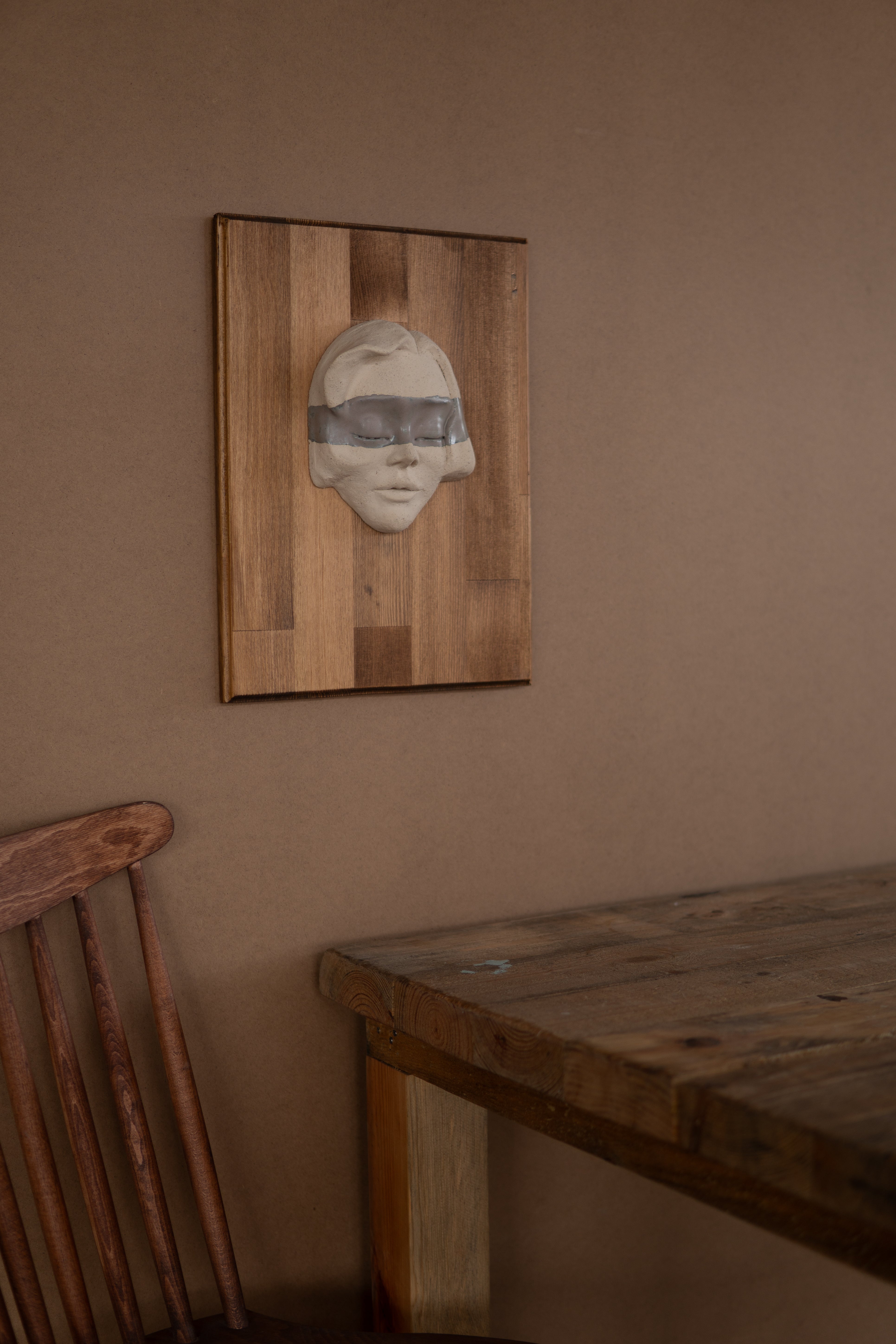 Masif Ahşap Zeminli Seramik Heykel Duvar Panosu