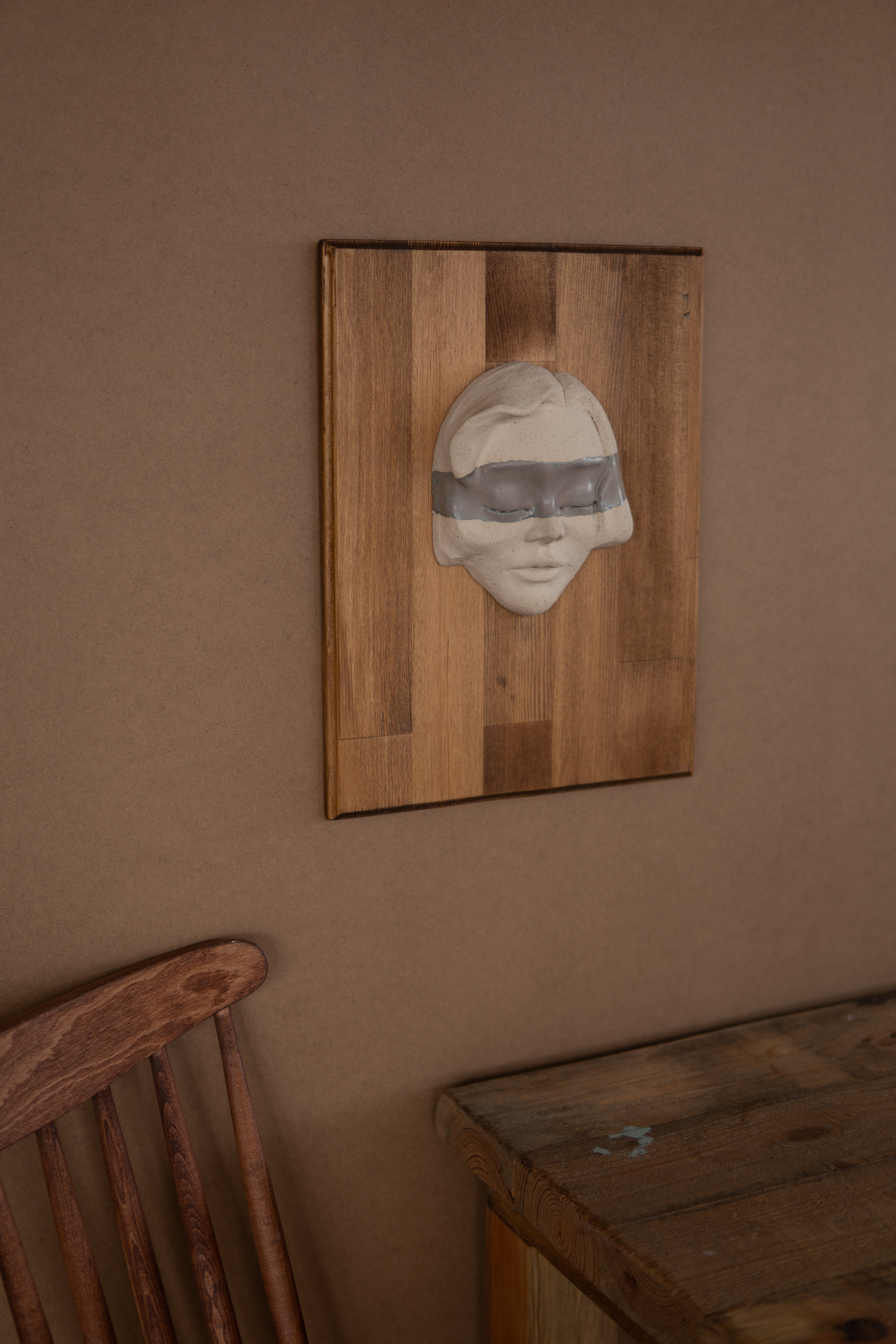 Masif Ahşap Zeminli Seramik Heykel Duvar Panosu