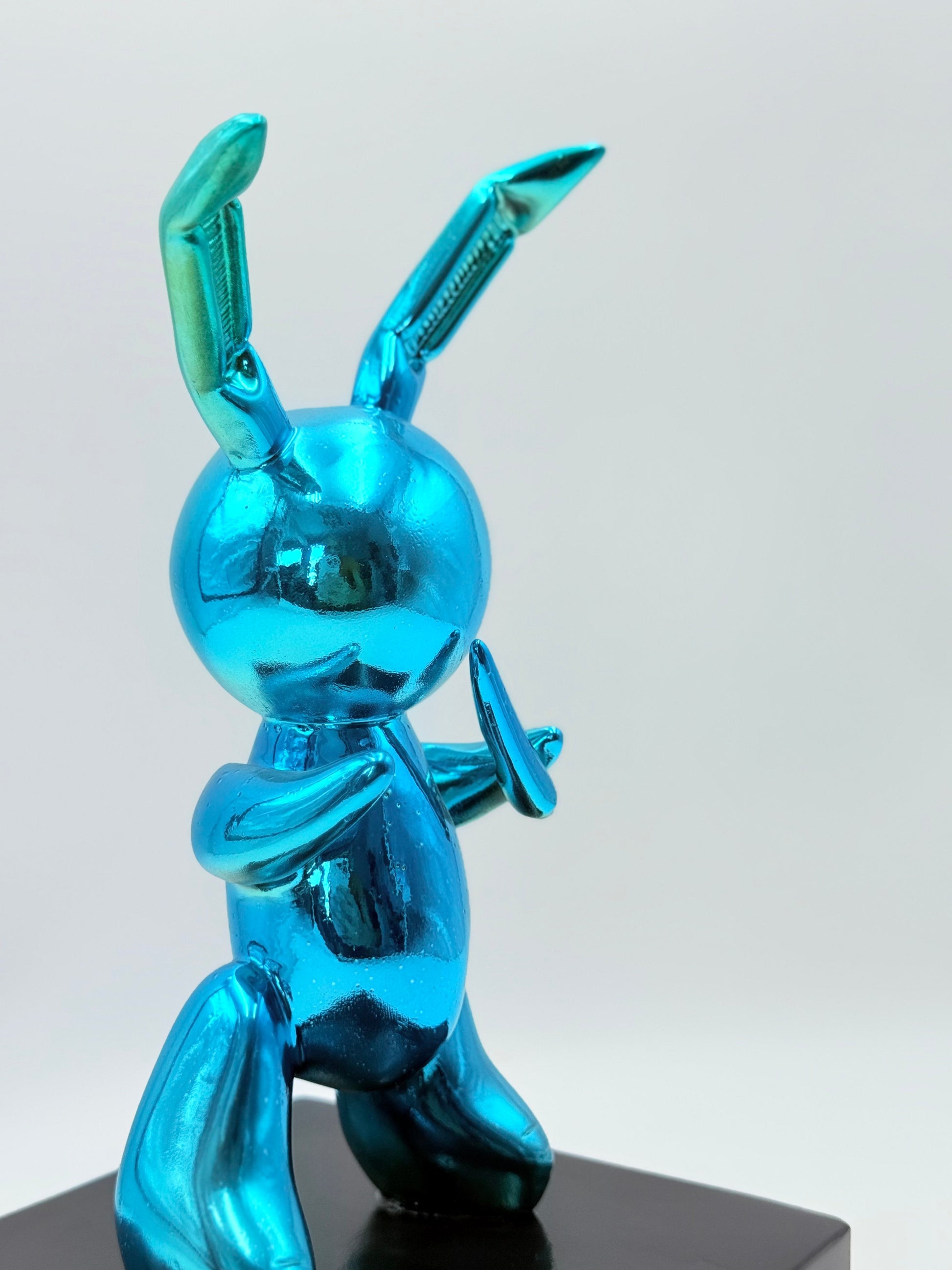 Mavi Krom Balon Tavşan Heykeli – Siyah Kaideli Tasarım