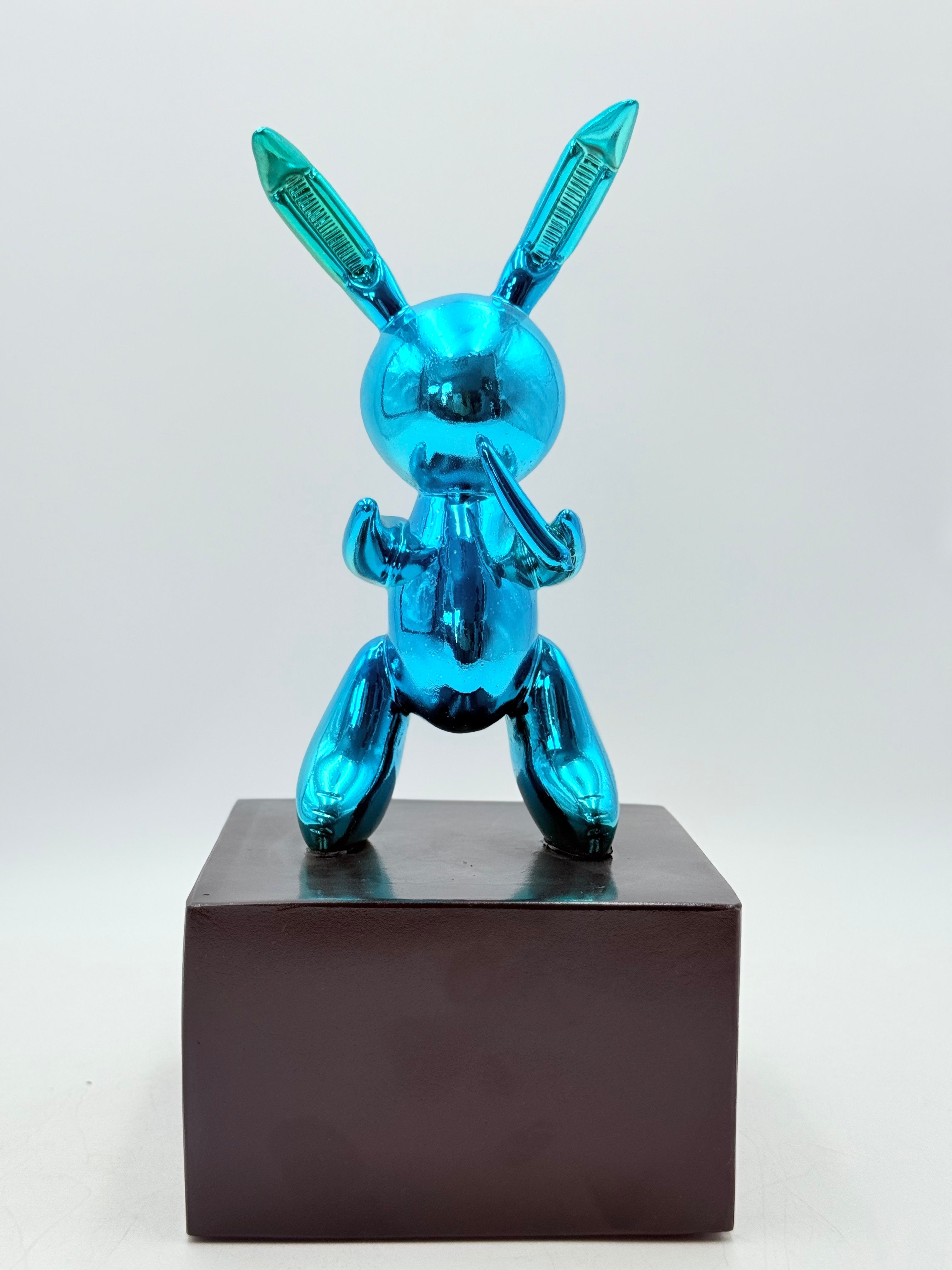 Mavi Krom Balon Tavşan Heykeli – Siyah Kaideli Tasarım