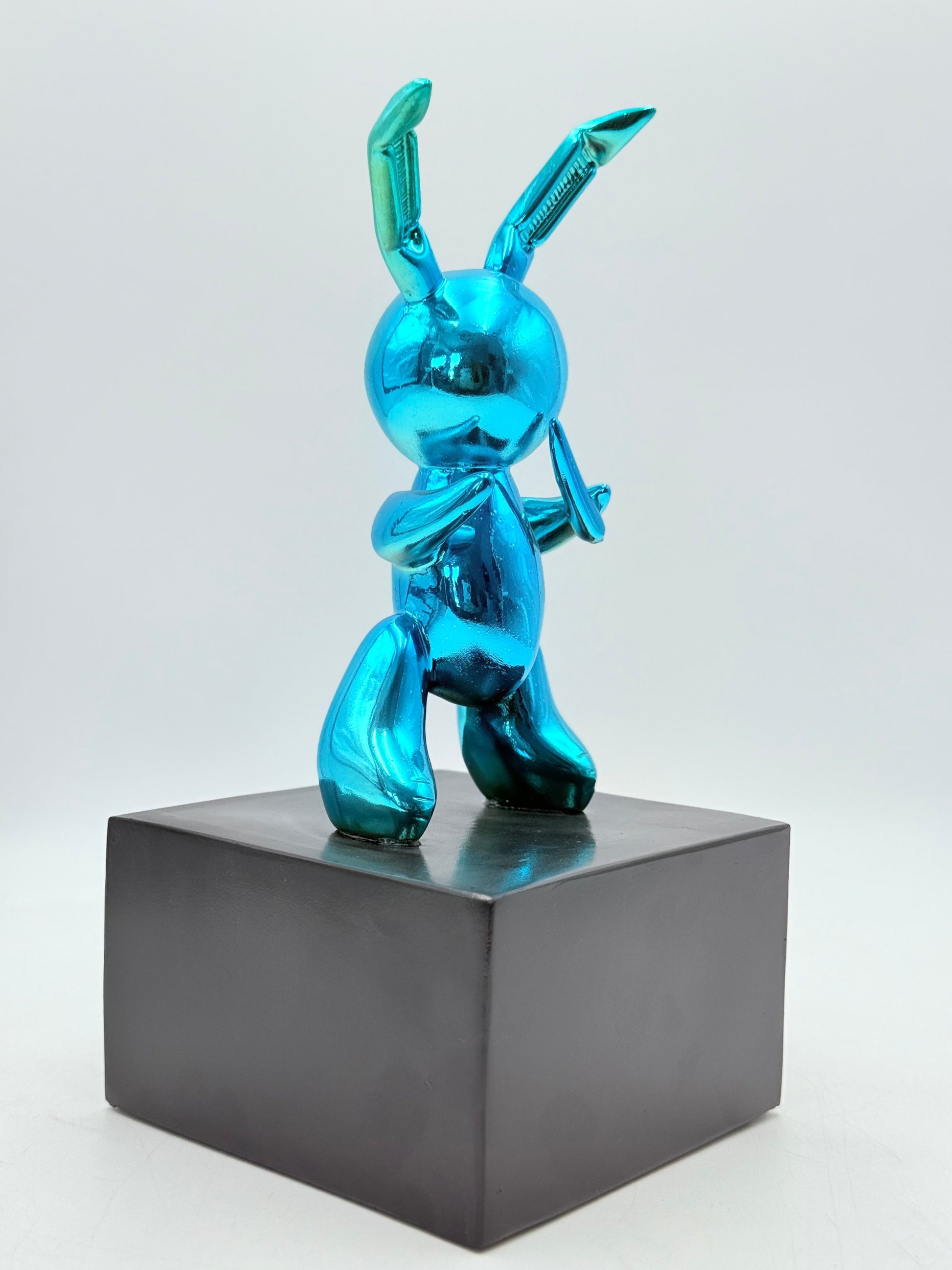 Mavi Krom Balon Tavşan Heykeli – Siyah Kaideli Tasarım