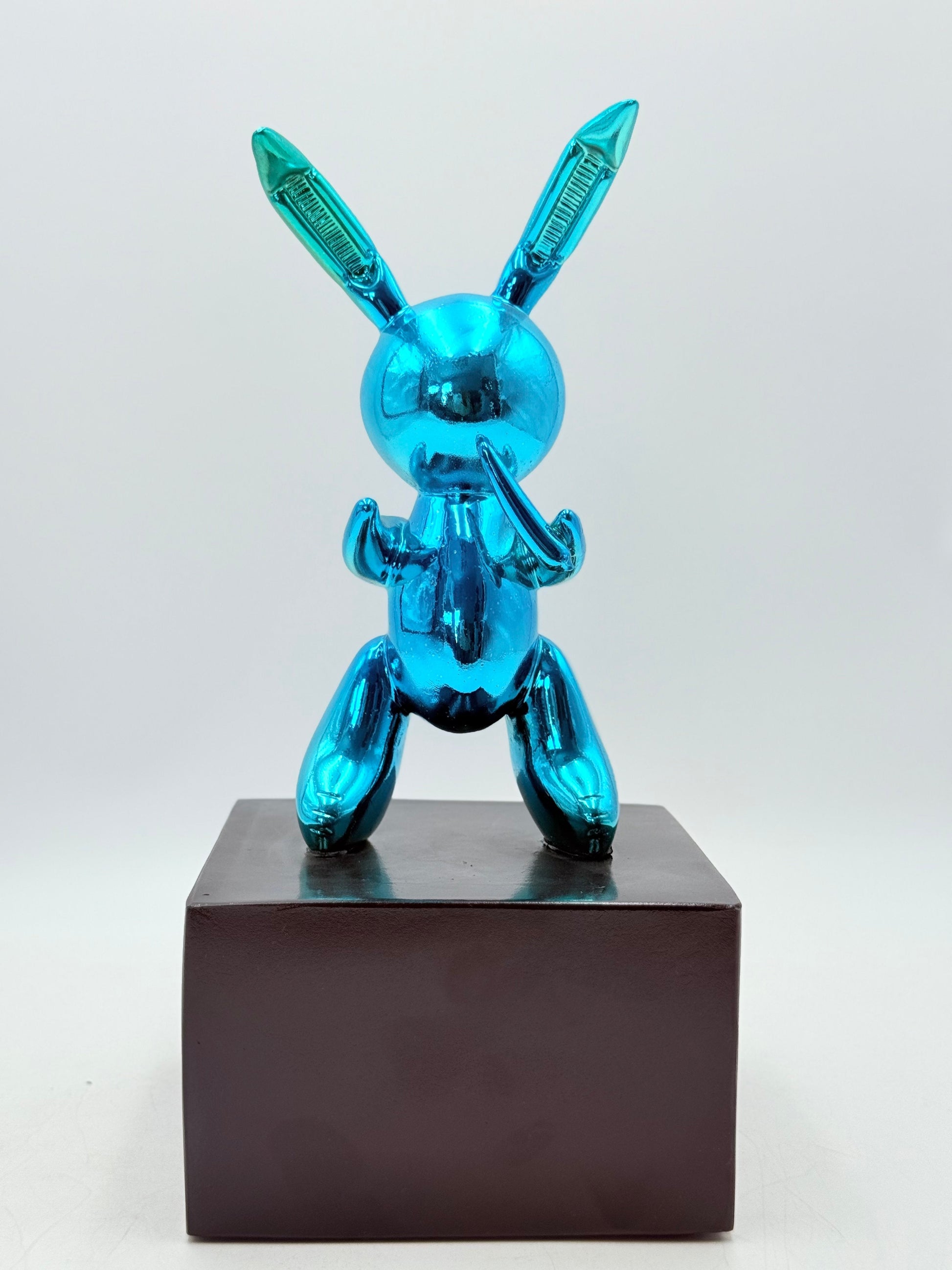 Mavi Krom Balon Tavşan Heykeli – Siyah Kaideli Tasarım