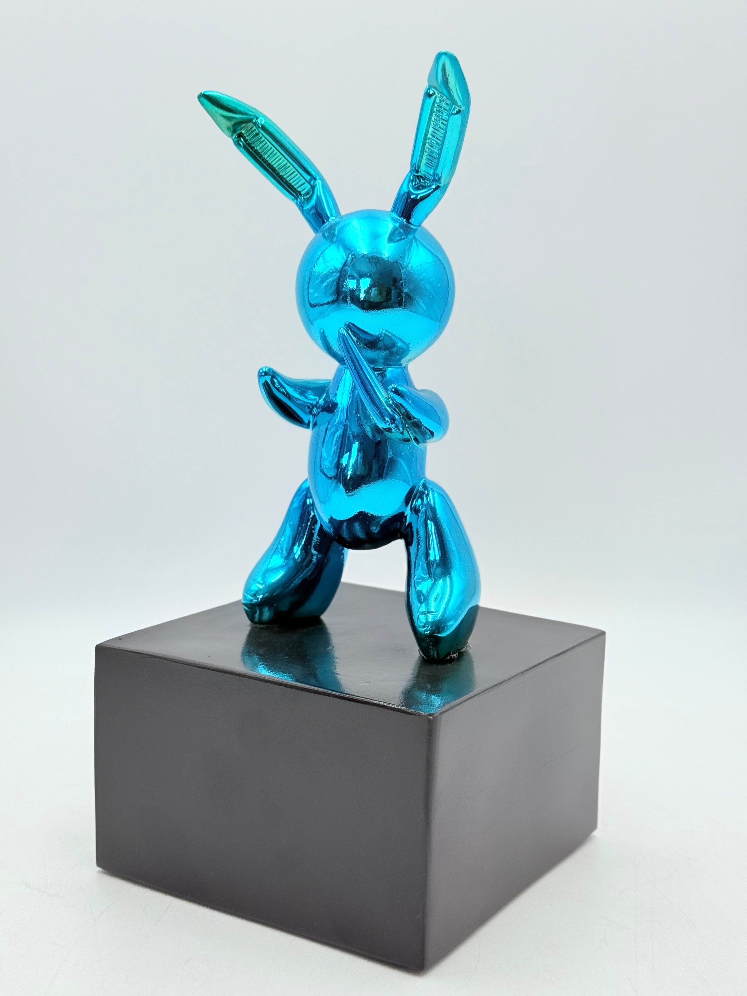 Mavi Krom Balon Tavşan Heykeli – Siyah Kaideli Tasarım