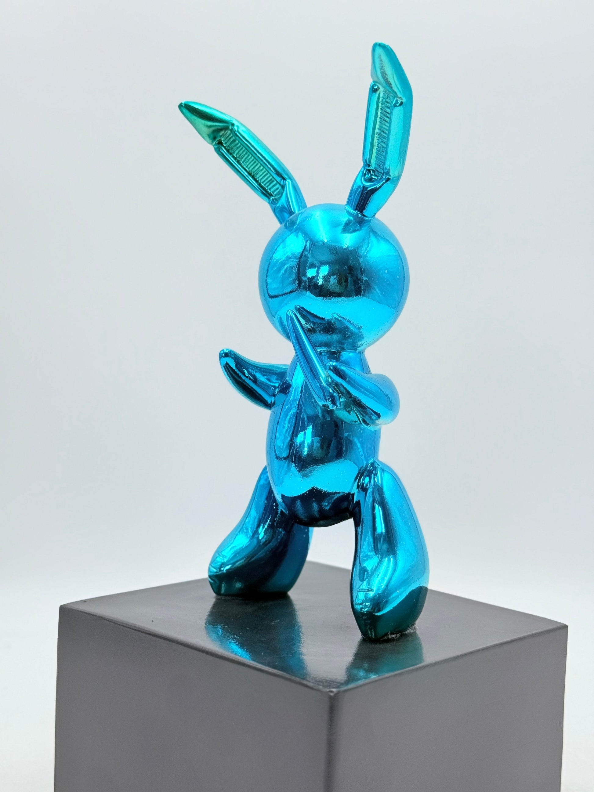 Mavi Krom Balon Tavşan Heykeli – Siyah Kaideli Tasarım