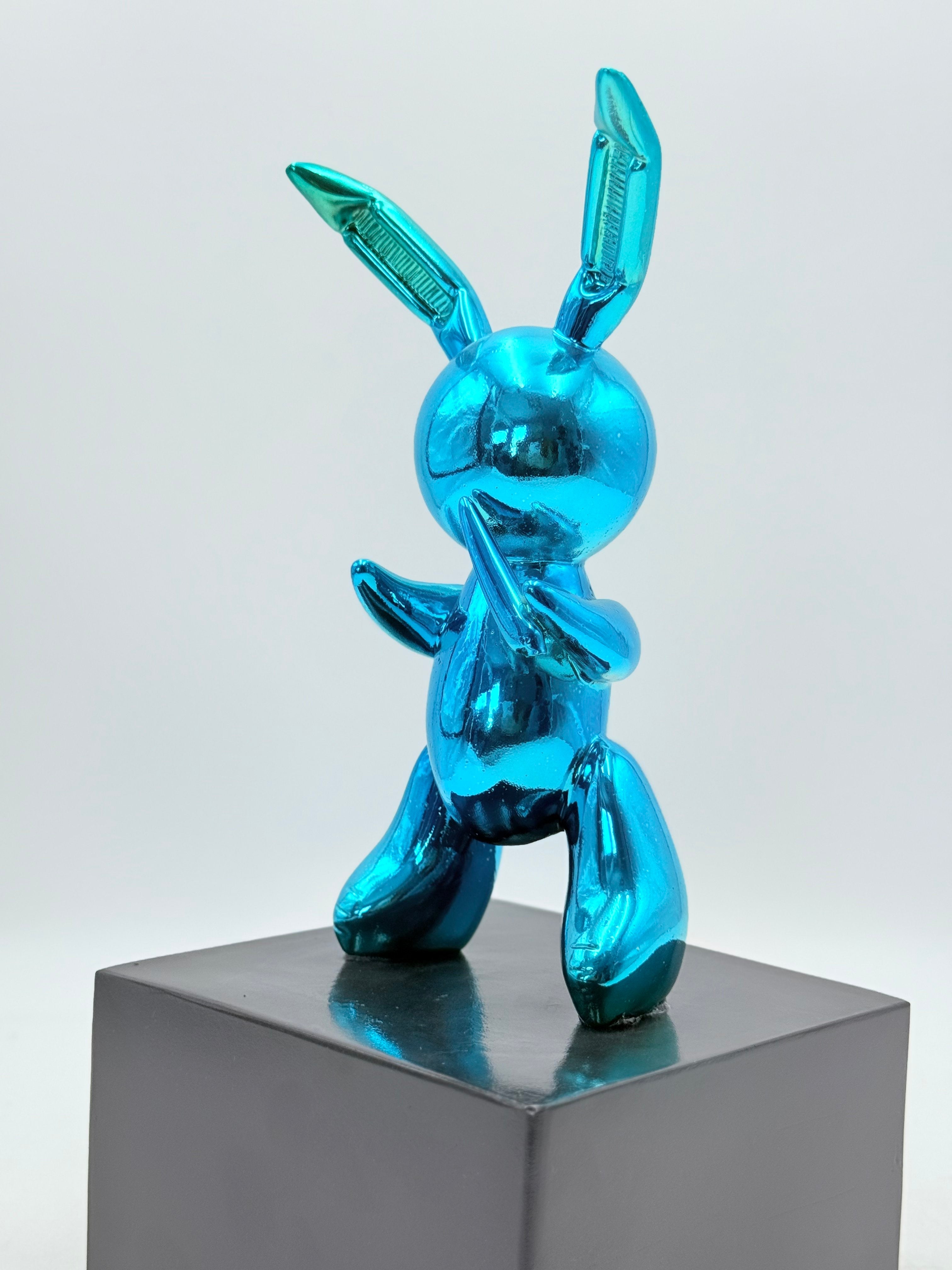 Mavi Krom Balon Tavşan Heykeli – Siyah Kaideli Tasarım