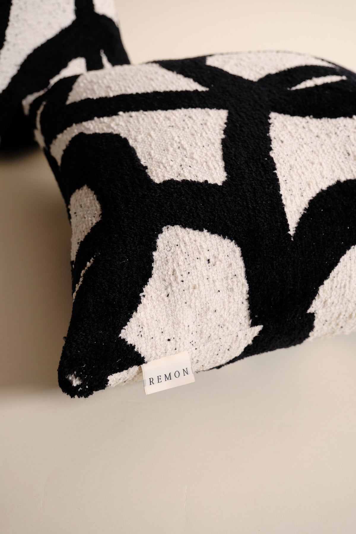 Merlin Kuş Tüyü Kırlent - Siyah Beyaz-R E M O N-40x60-NowShopFun