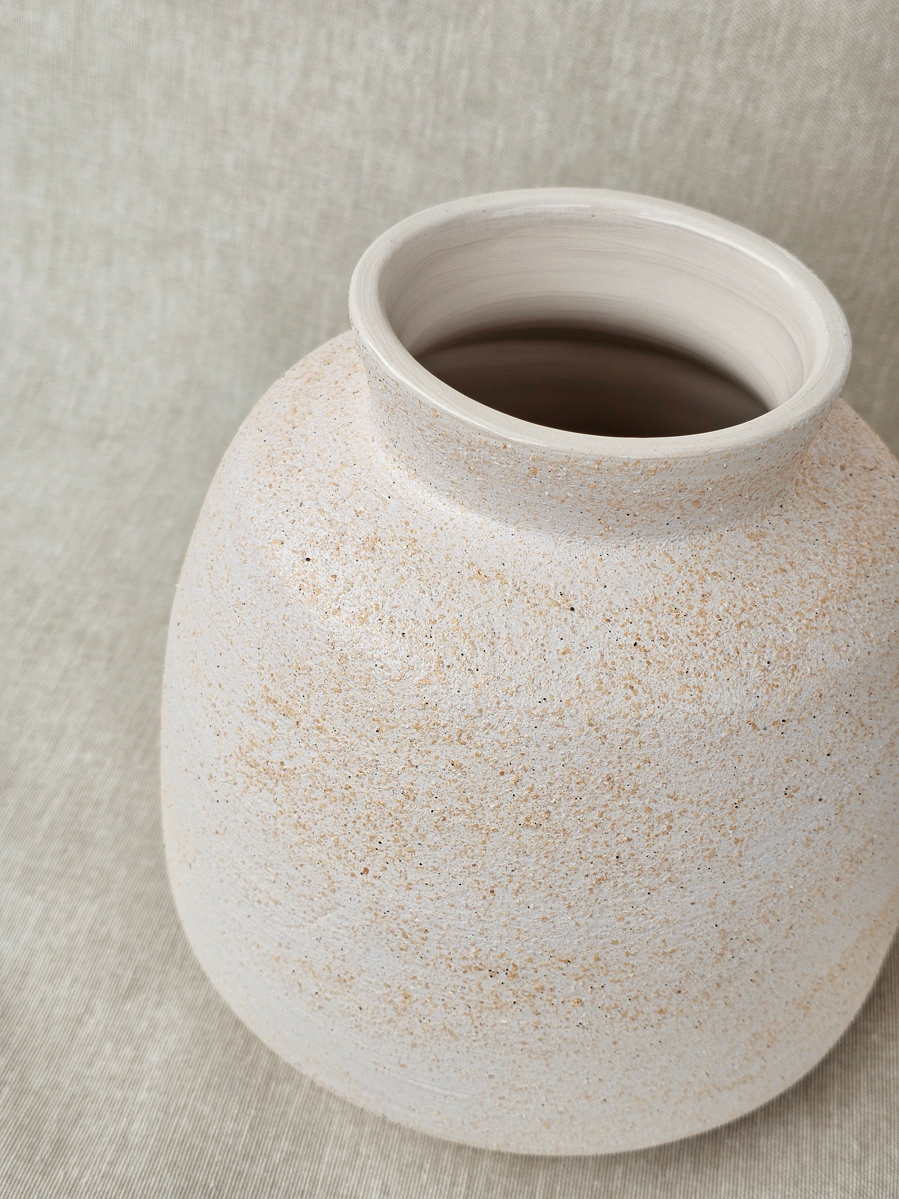 Minimalist Dokulu Seramik Vazo Serisi - Kum Beyazı-Vazo-Zeynep Karataş Ceramics-NowShopFun