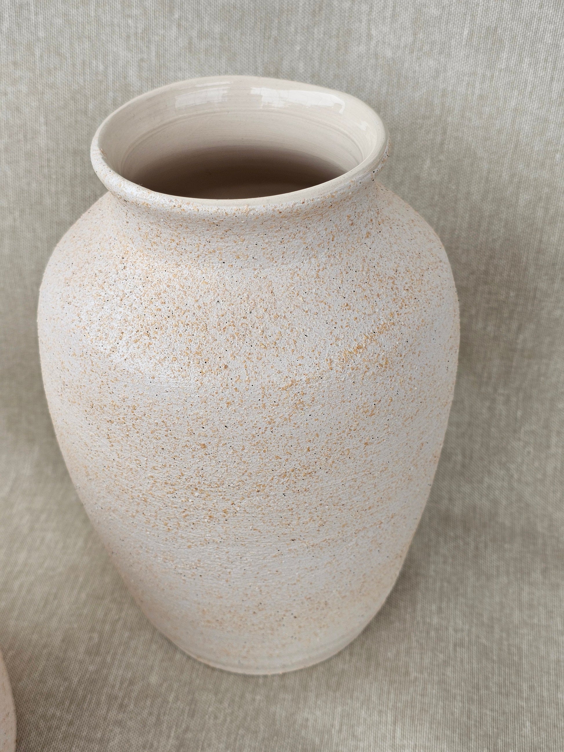 Minimalist Dokulu Seramik Vazo Serisi - Kum Beyazı-Vazo-Zeynep Karataş Ceramics-NowShopFun