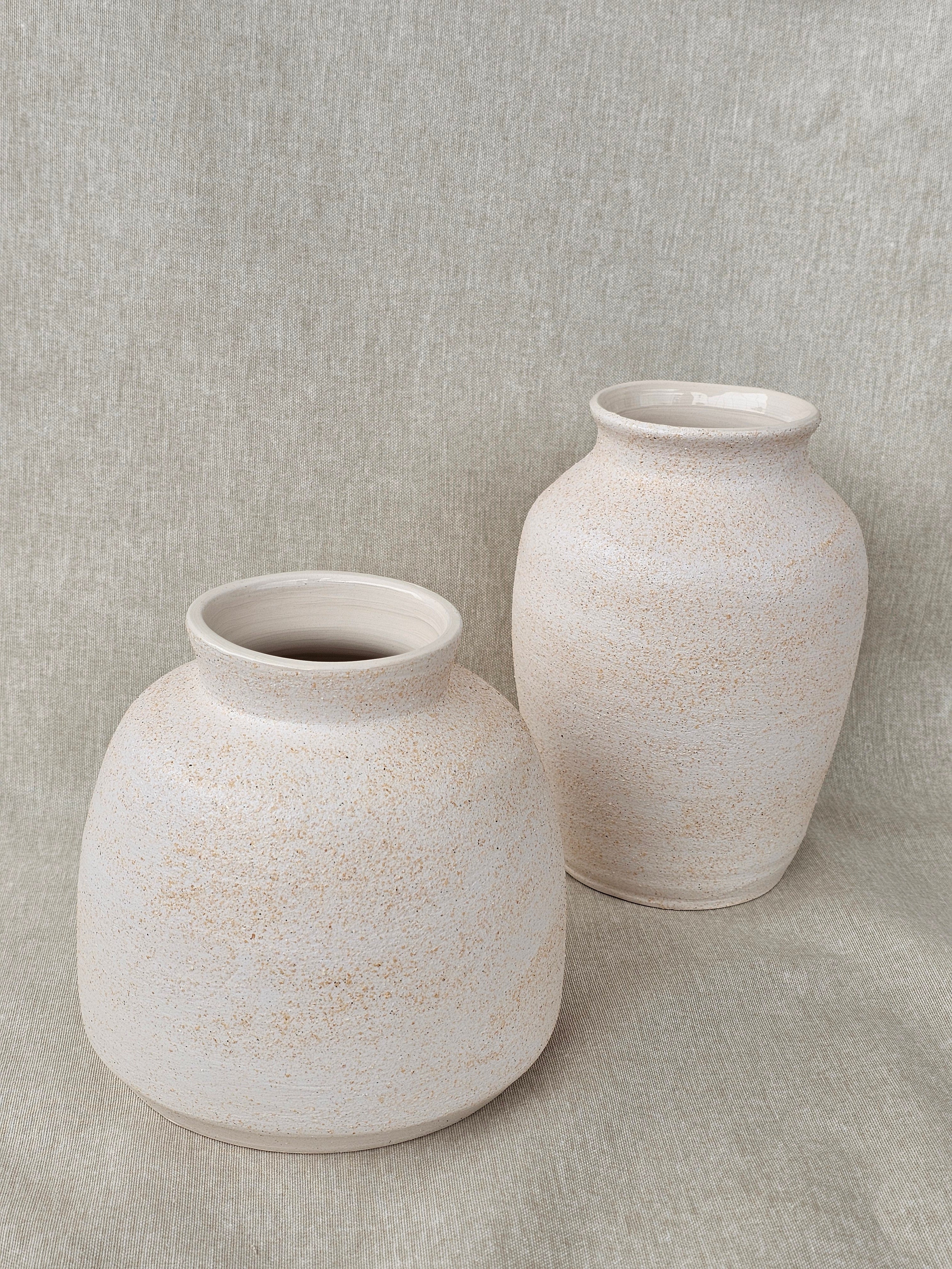 Minimalist Dokulu Seramik Vazo Serisi - Kum Beyazı-Vazo-Zeynep Karataş Ceramics-NowShopFun