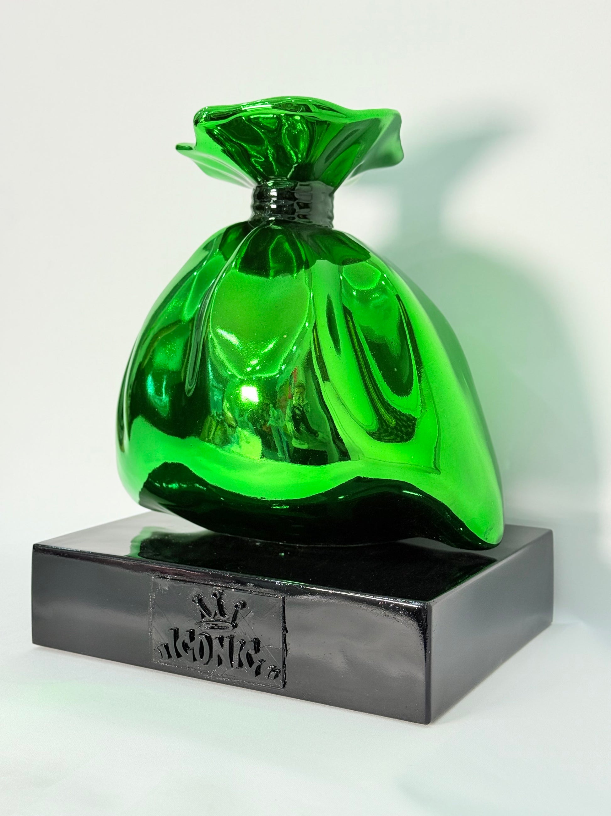 Money Bag Heykeli – Green Chrome Edition