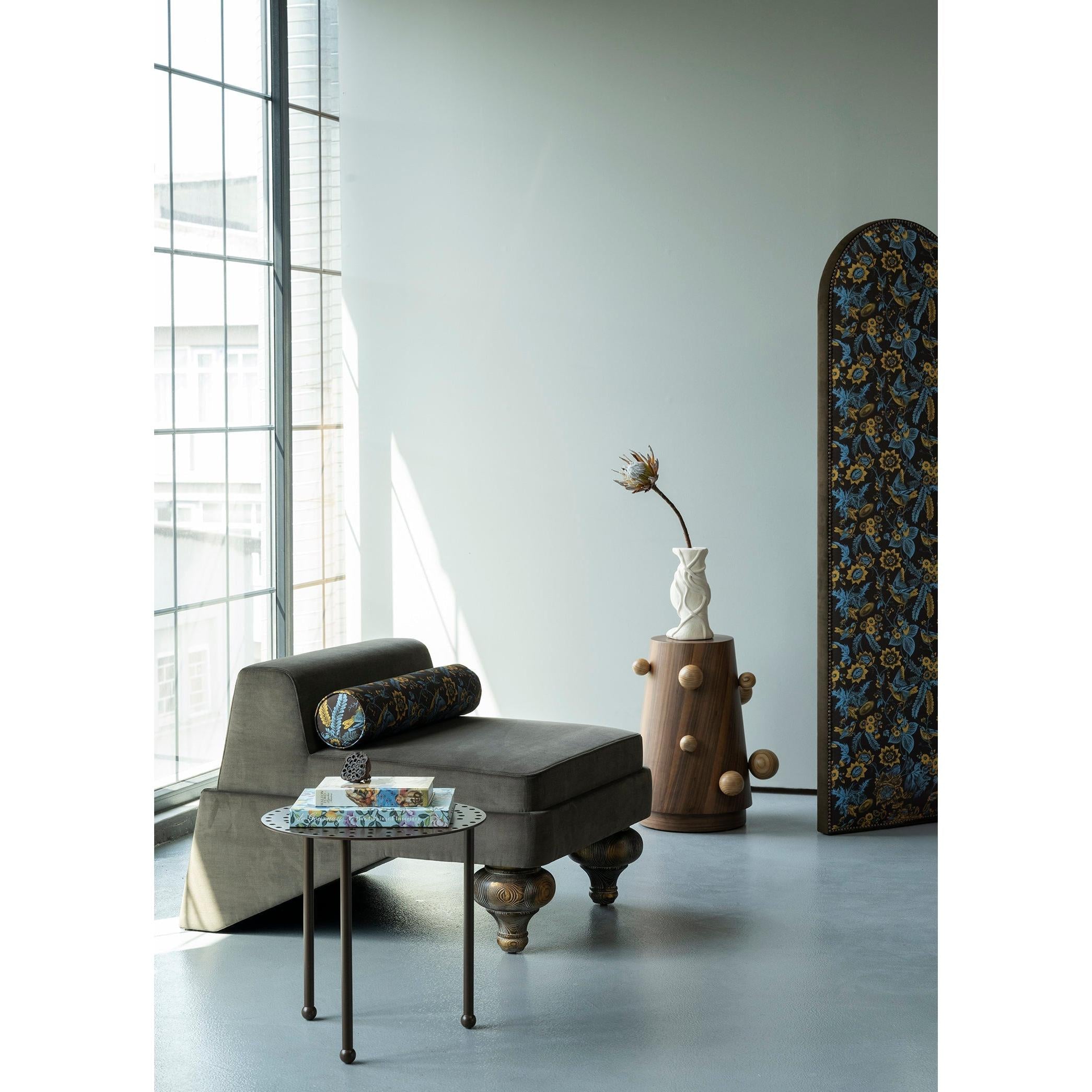 Motif Detaylı Yuvarlak Metal Kahverengi Yan Sehpa