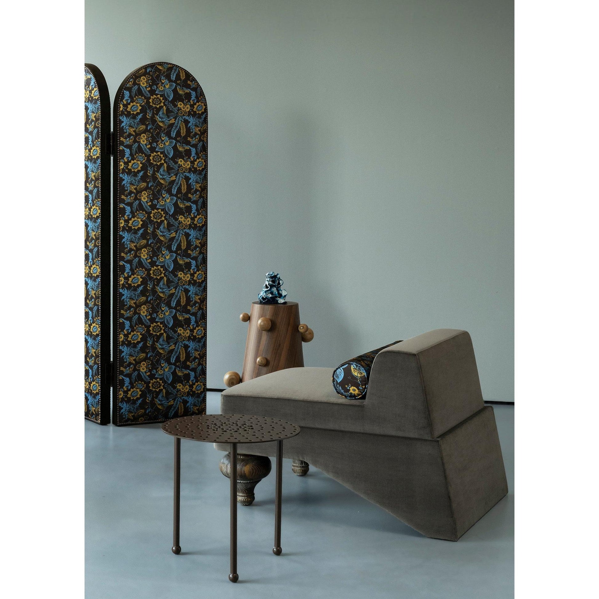 Motif Detaylı Yuvarlak Metal Kahverengi Yan Sehpa