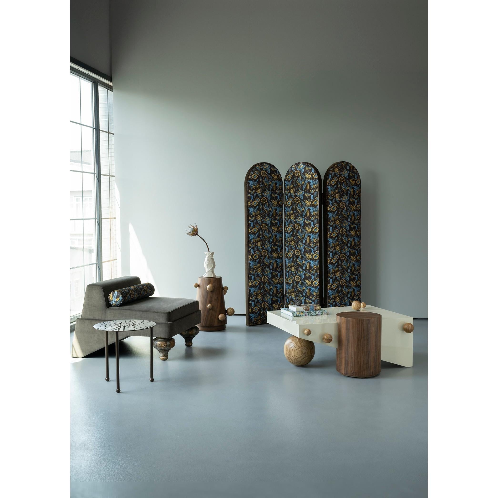 Motif Detaylı Yuvarlak Metal Kahverengi Yan Sehpa