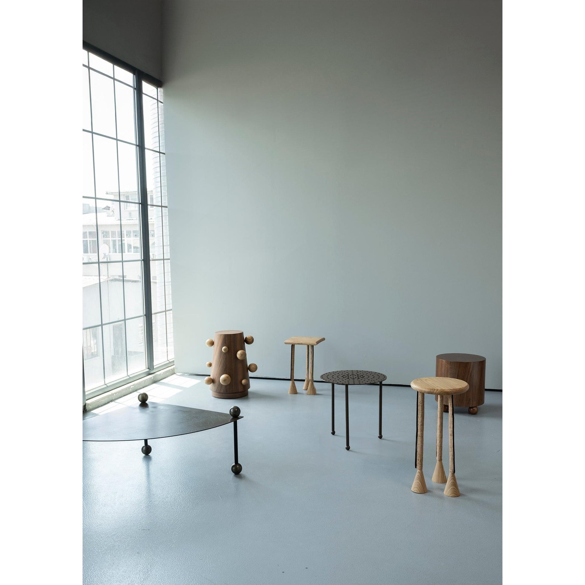 Motif Detaylı Yuvarlak Metal Kahverengi Yan Sehpa