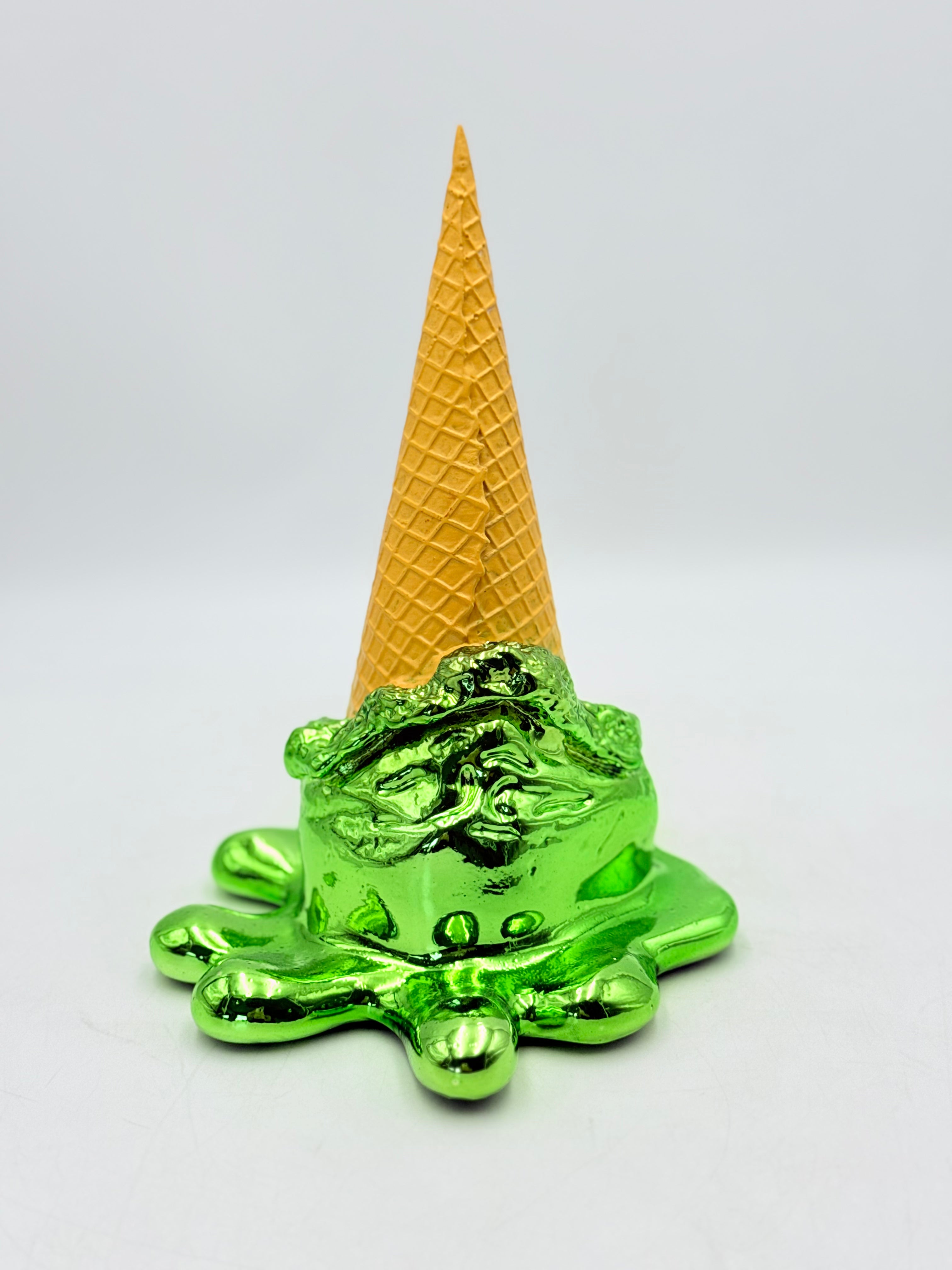 Opps! No.1 – Fıstık Yeşili Krom Kaplama Dondurma Heykeli