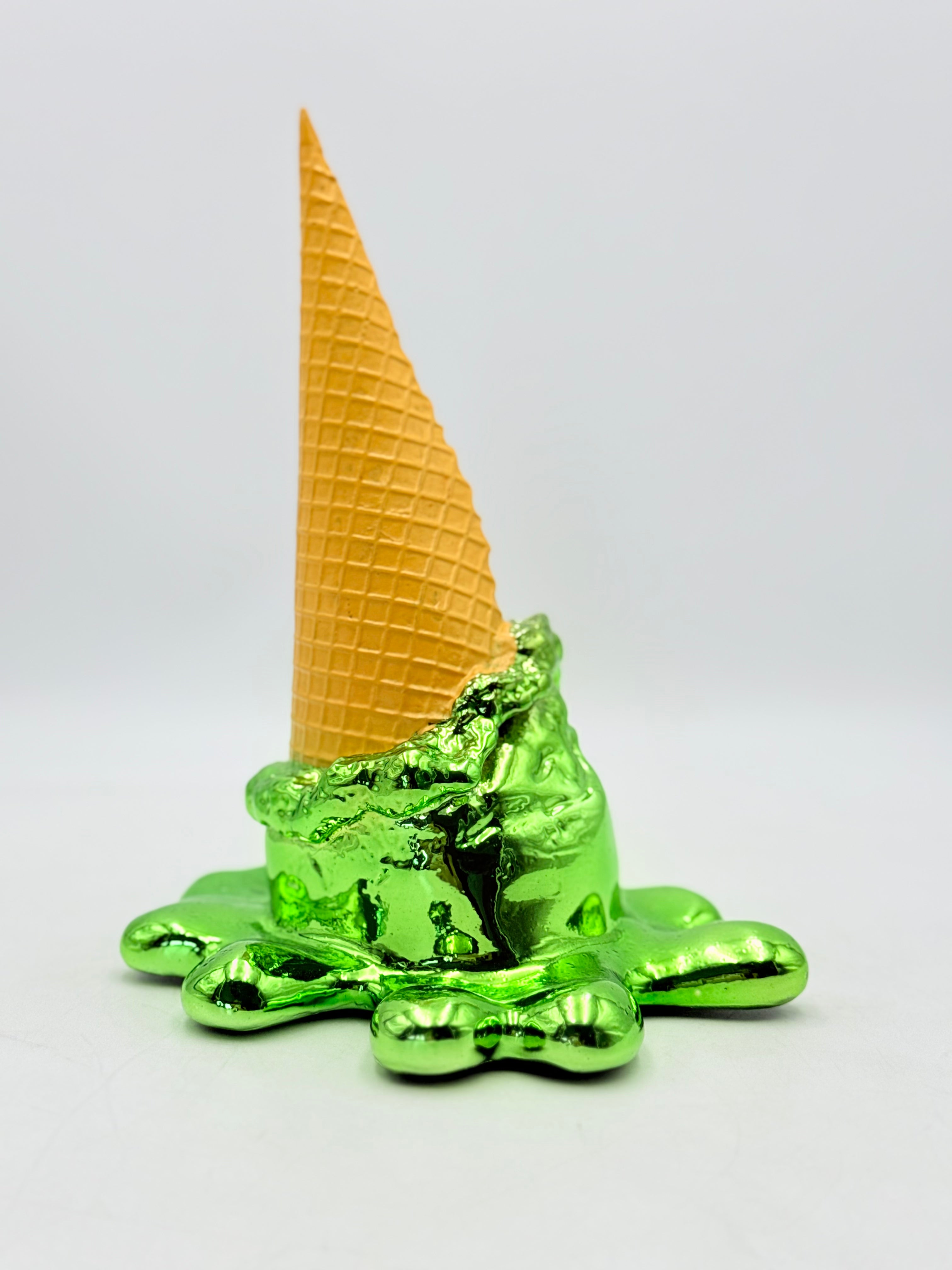 Opps! No.1 – Fıstık Yeşili Krom Kaplama Dondurma Heykeli