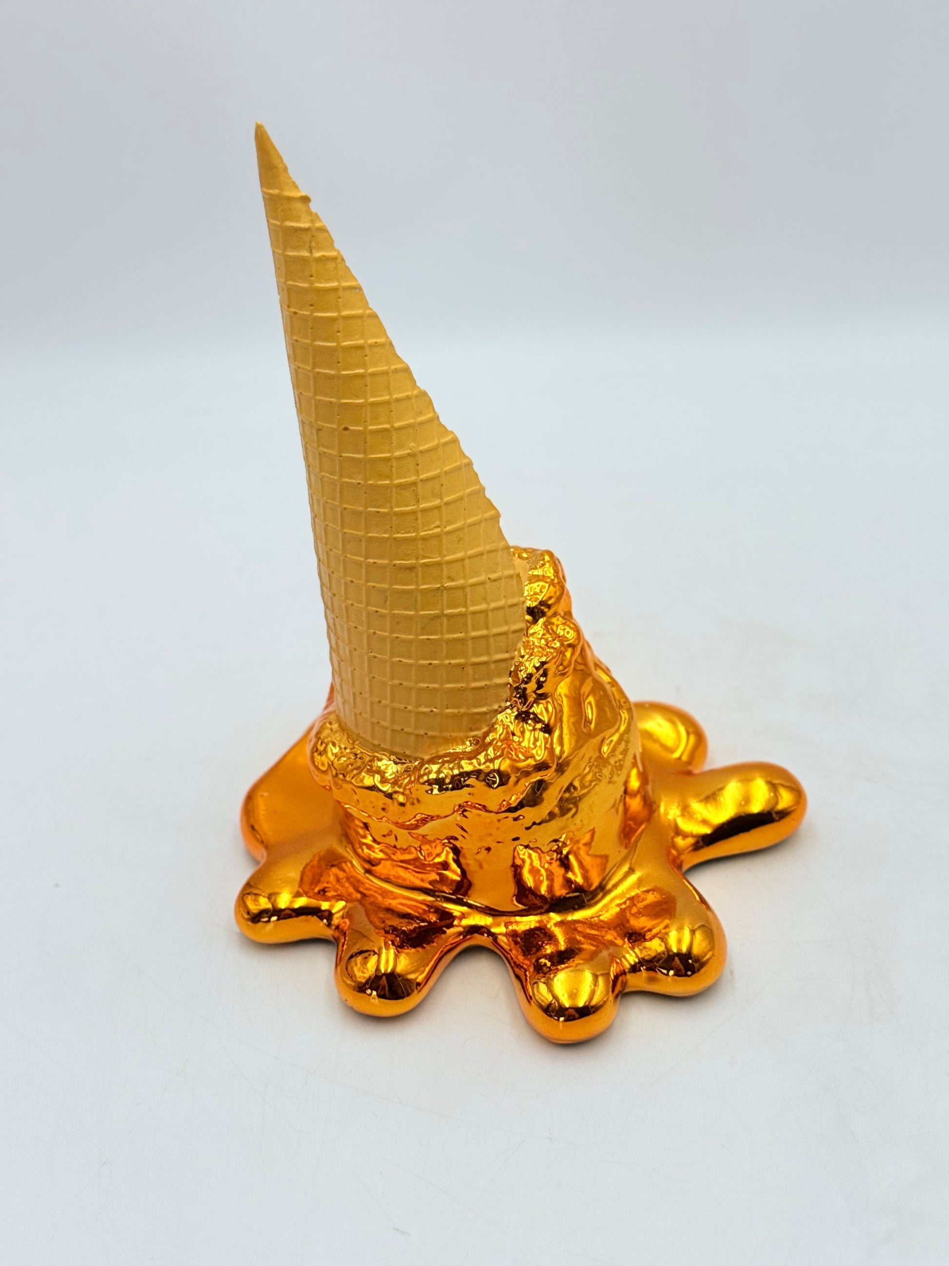 Opps! No.1 – Gold Düşen Dondurma Heykeli