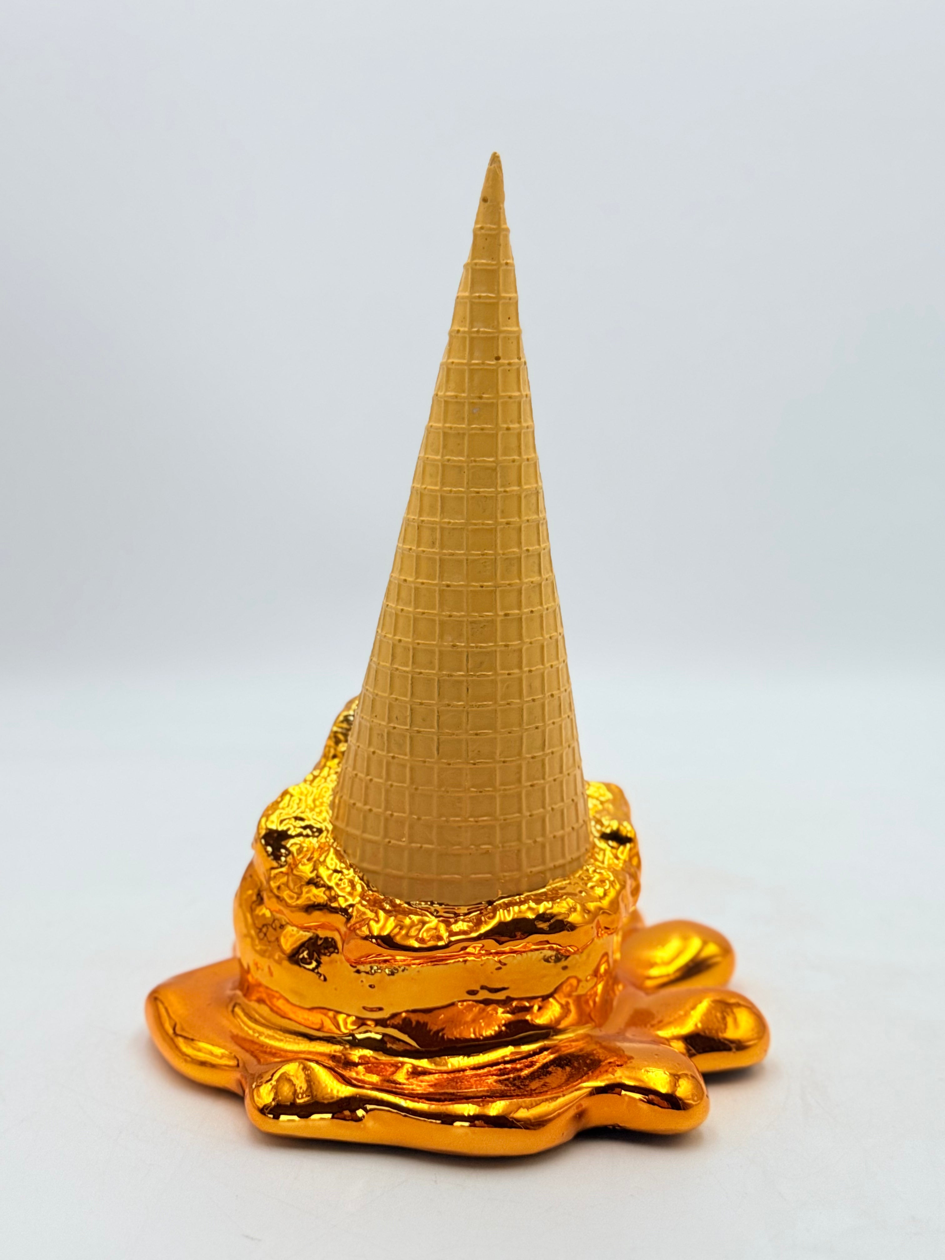 Opps! No.1 – Gold Düşen Dondurma Heykeli