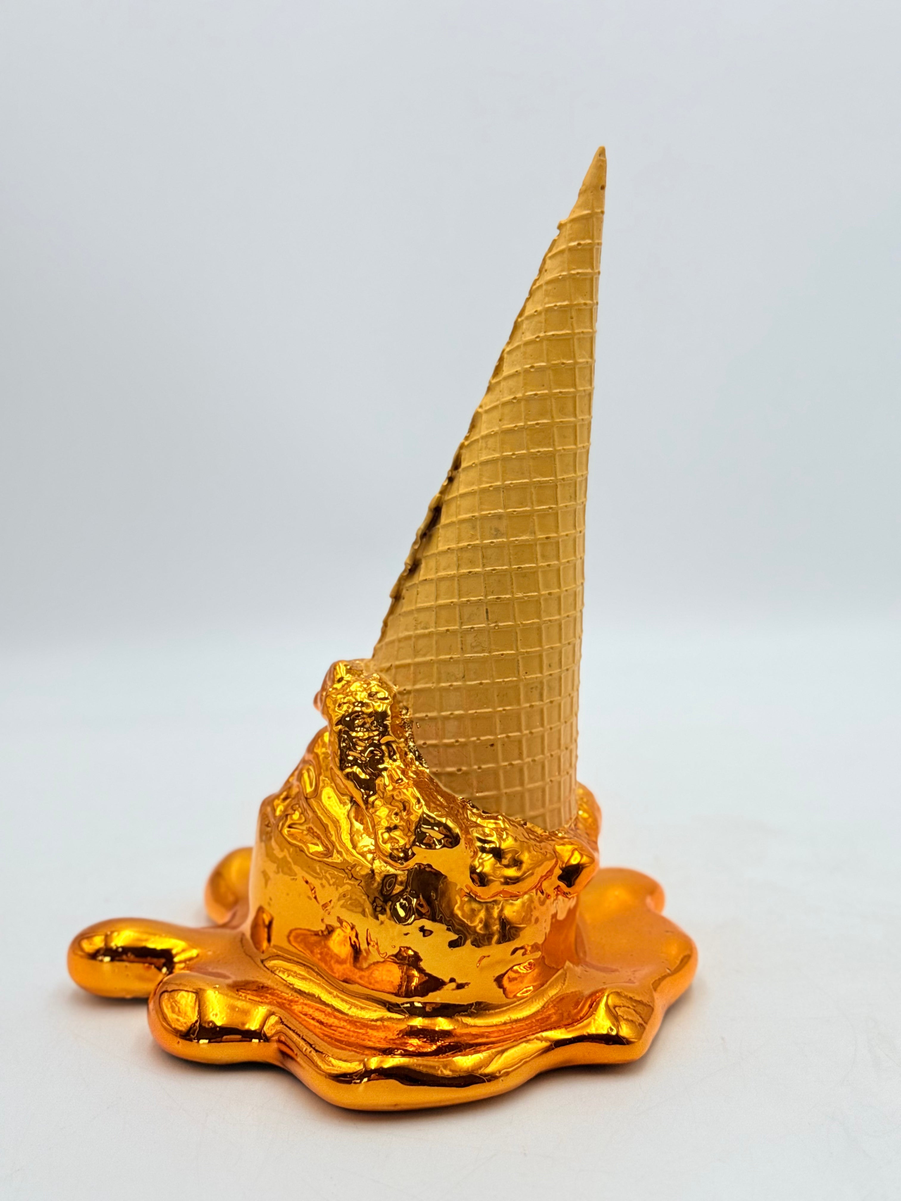 Opps! No.1 – Gold Düşen Dondurma Heykeli