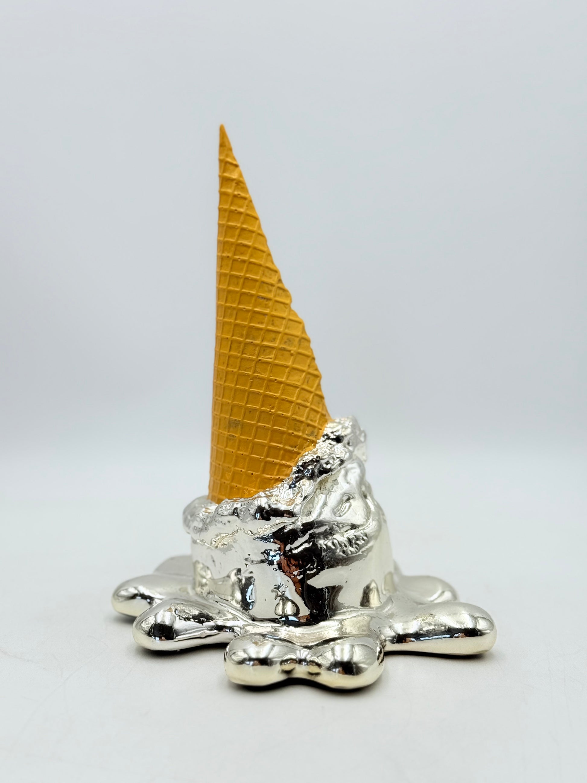 Opps! No.1 – Gümüş Krom Kaplama Dondurma Heykeli