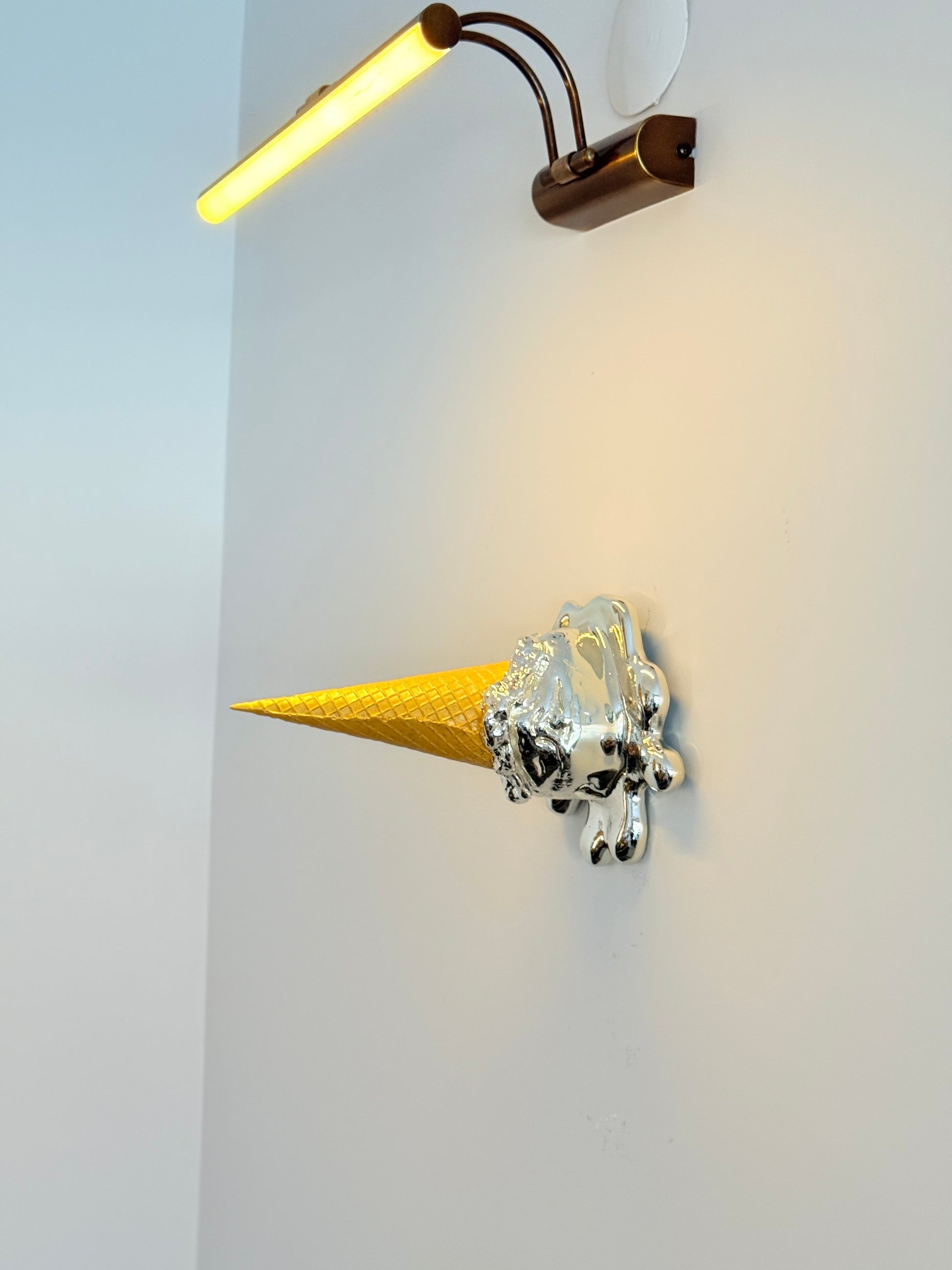 Opps! No.1 – Gümüş Krom Kaplama Dondurma Heykeli