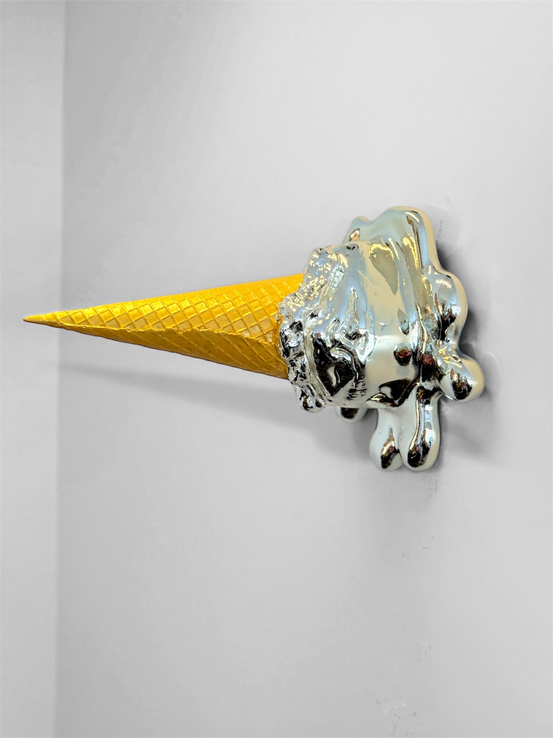 Opps! No.1 – Gümüş Krom Kaplama Dondurma Heykeli