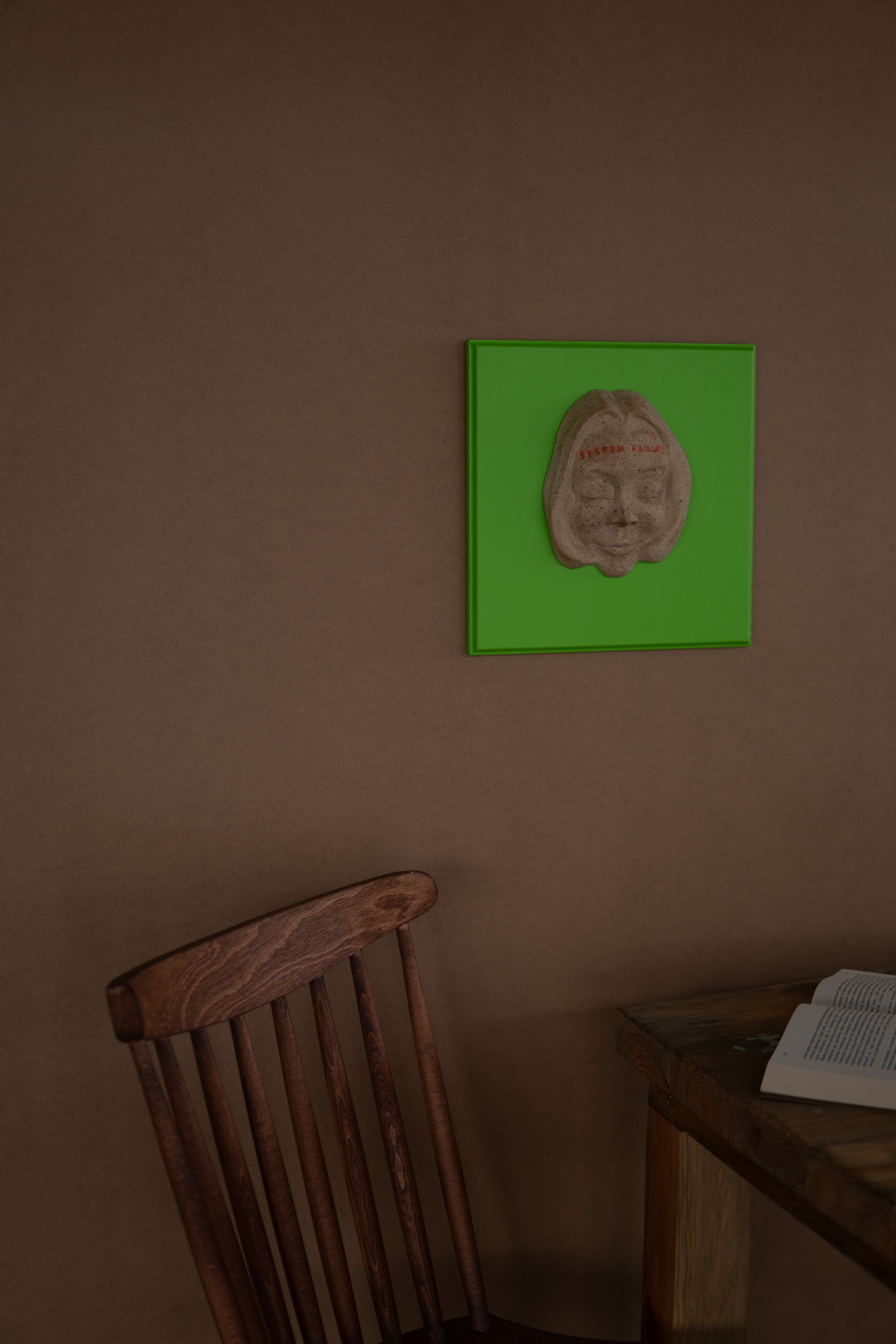 Parlak Yeşil Dopamin Dekor Seramik Duvar Panosu System Failure