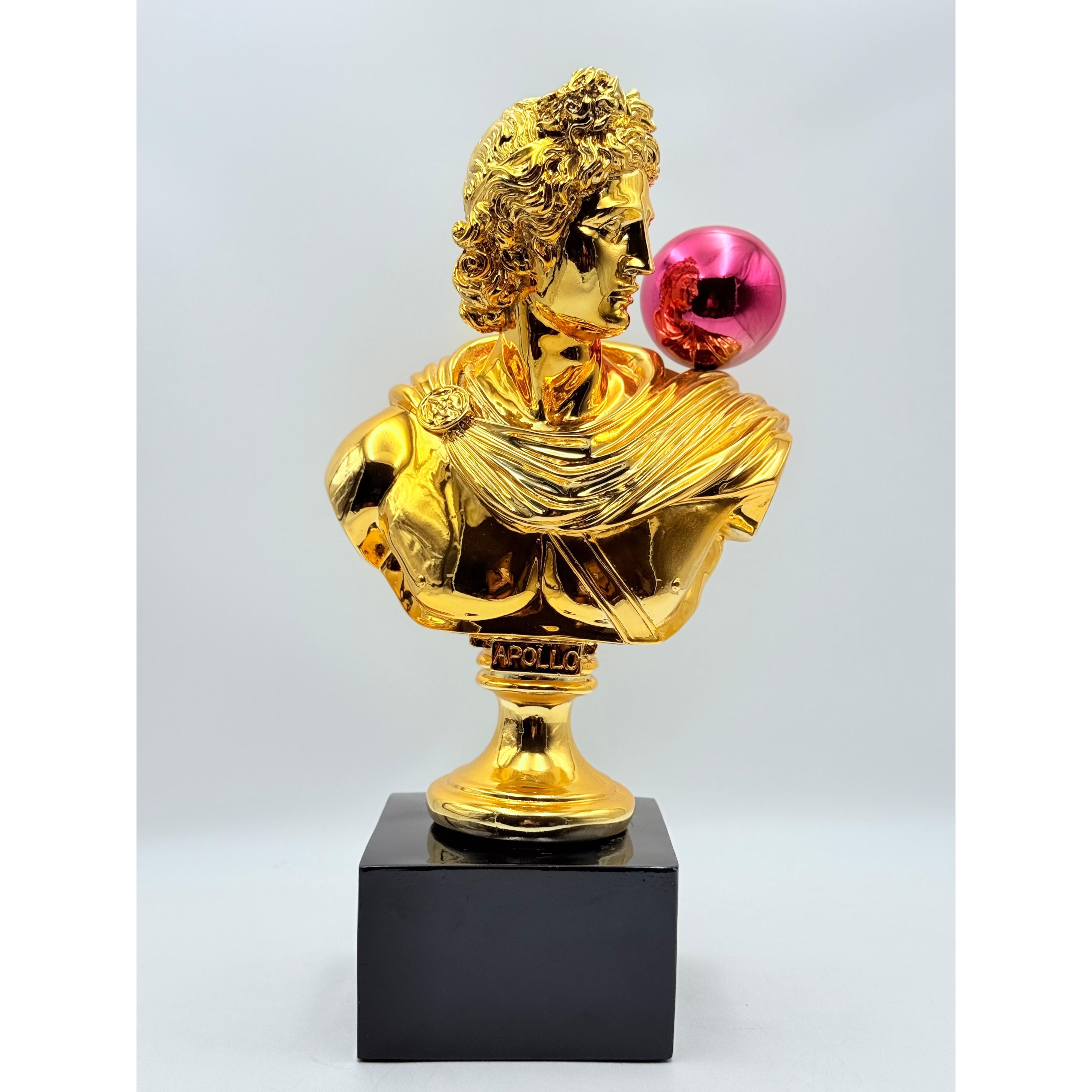 Pembe Balon Detaylı Altın Krom Apollo Heykeli