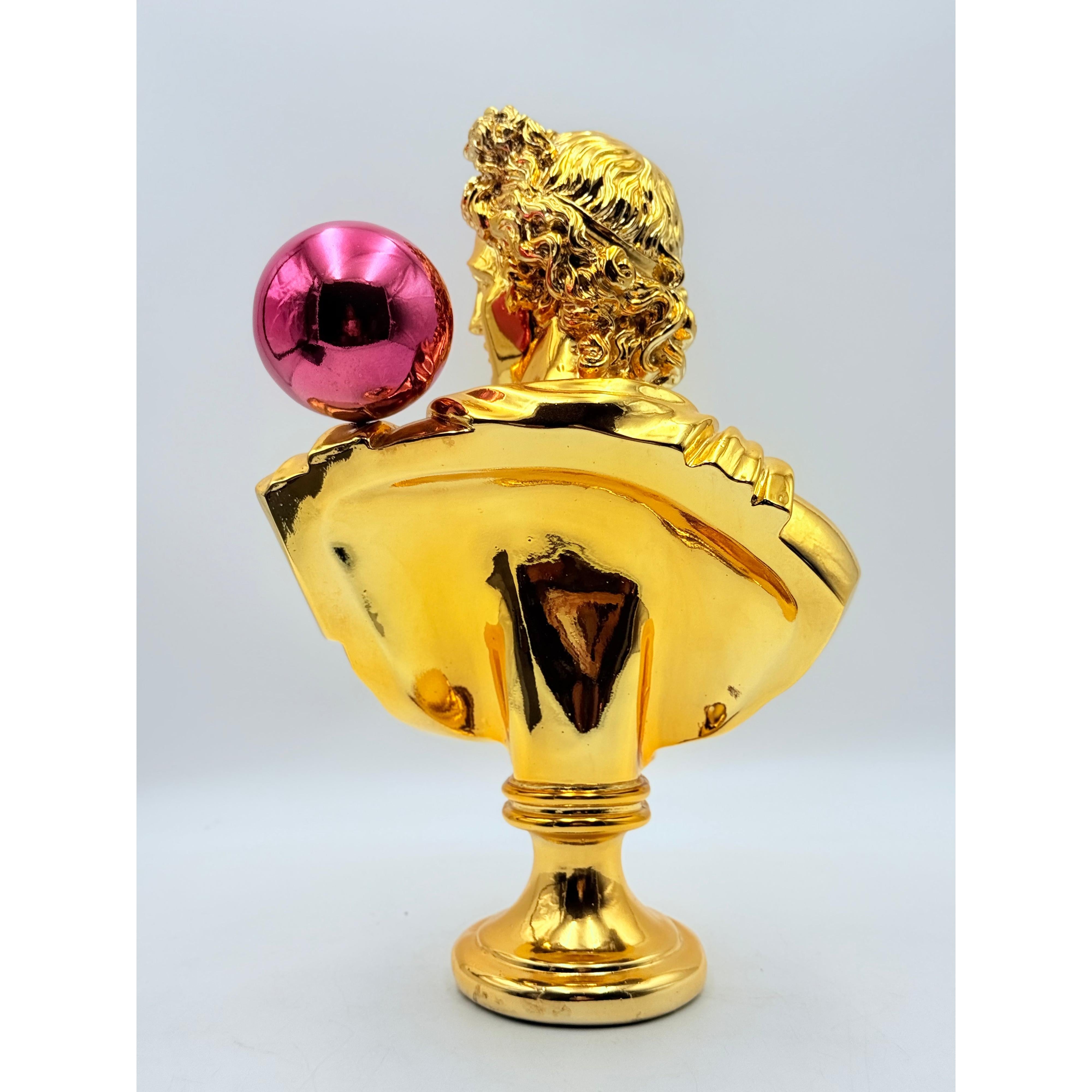 Pembe Balon Detaylı Altın Krom Apollo Heykeli
