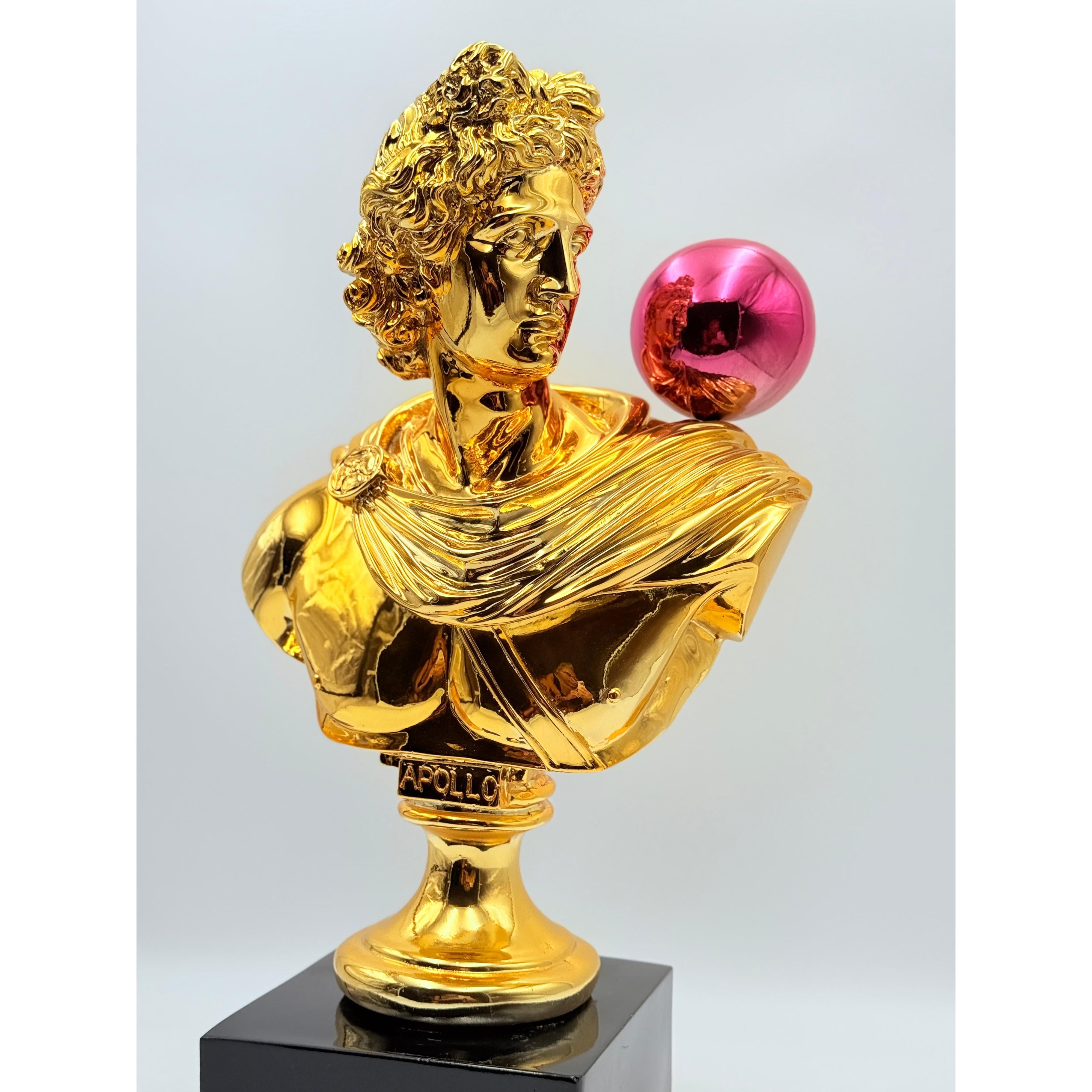 Pembe Balon Detaylı Altın Krom Apollo Heykeli