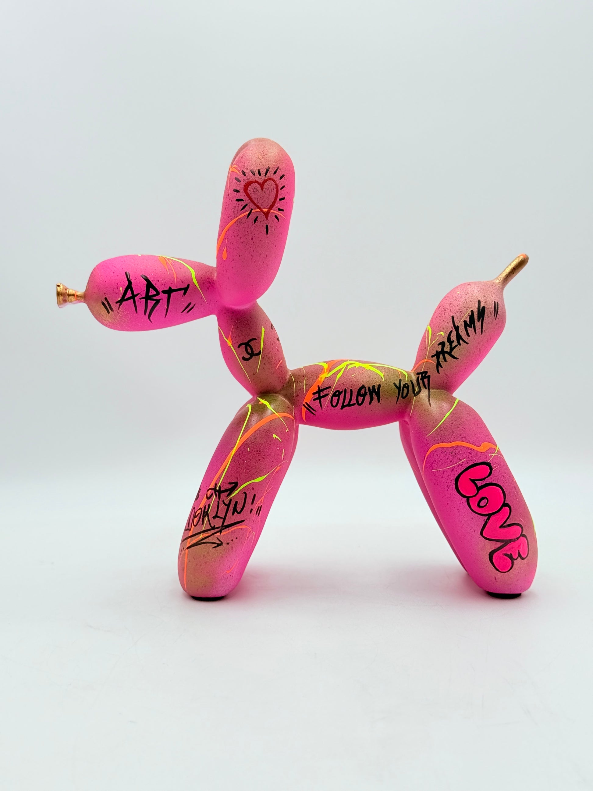 Pembe “Follow Your Dreams” Balon Köpek Heykeli
