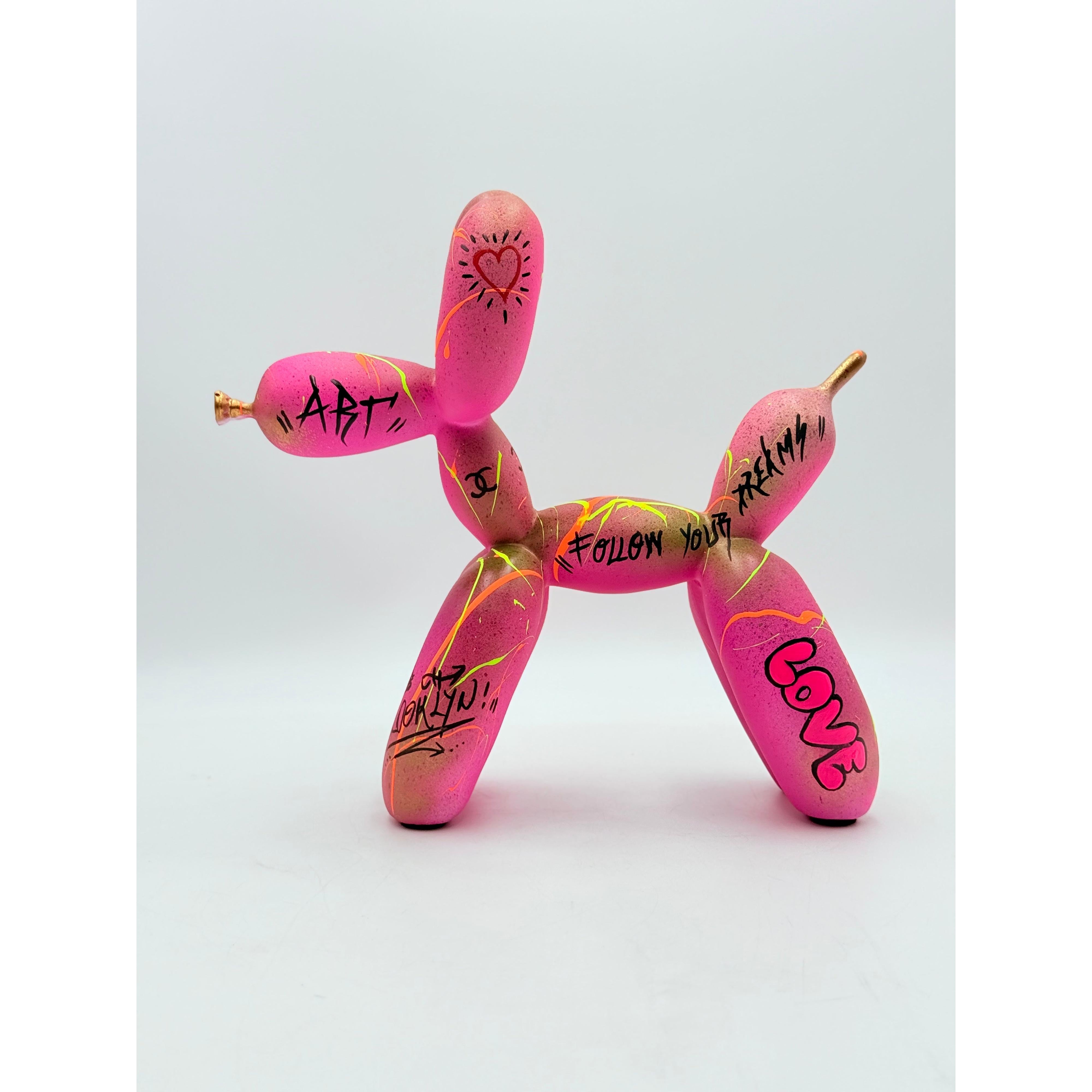 Pembe “Follow Your Dreams” Balon Köpek Heykeli