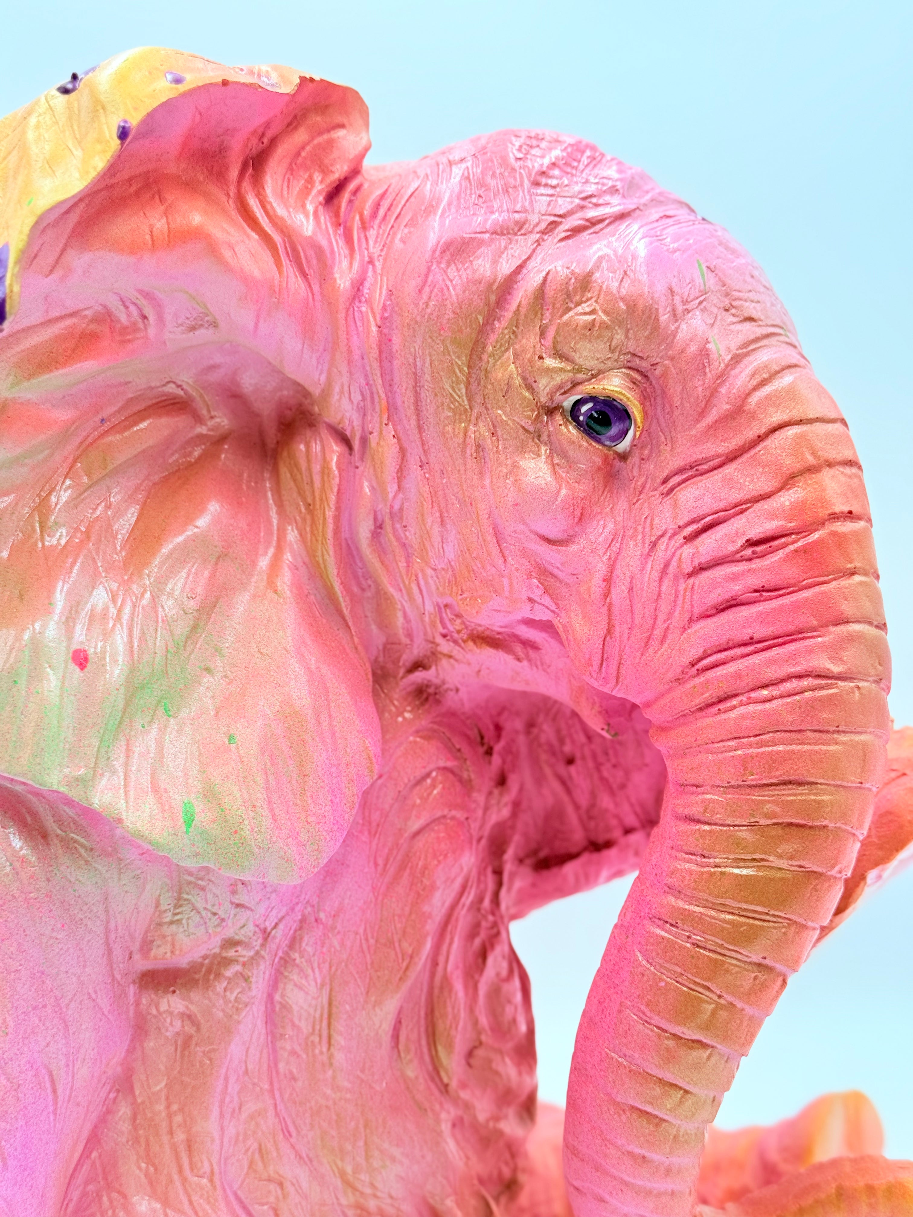 Pembe Oturan Fil Heykeli