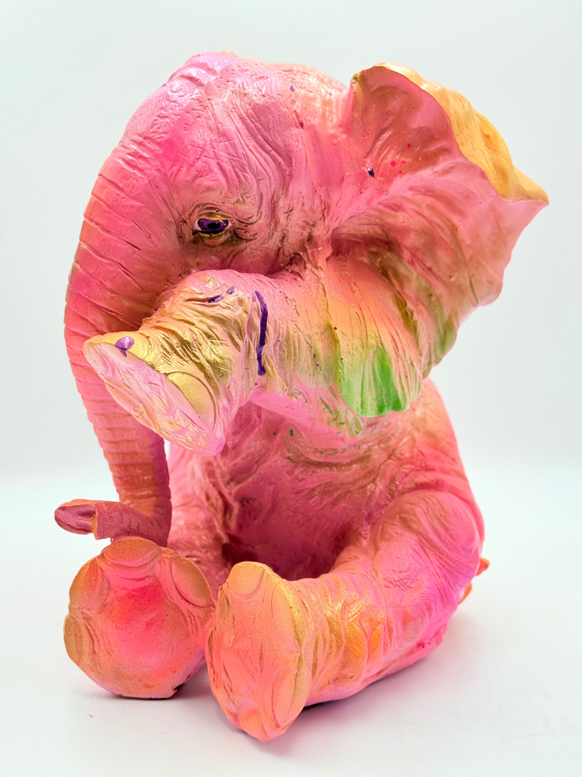 Pembe Oturan Fil Heykeli