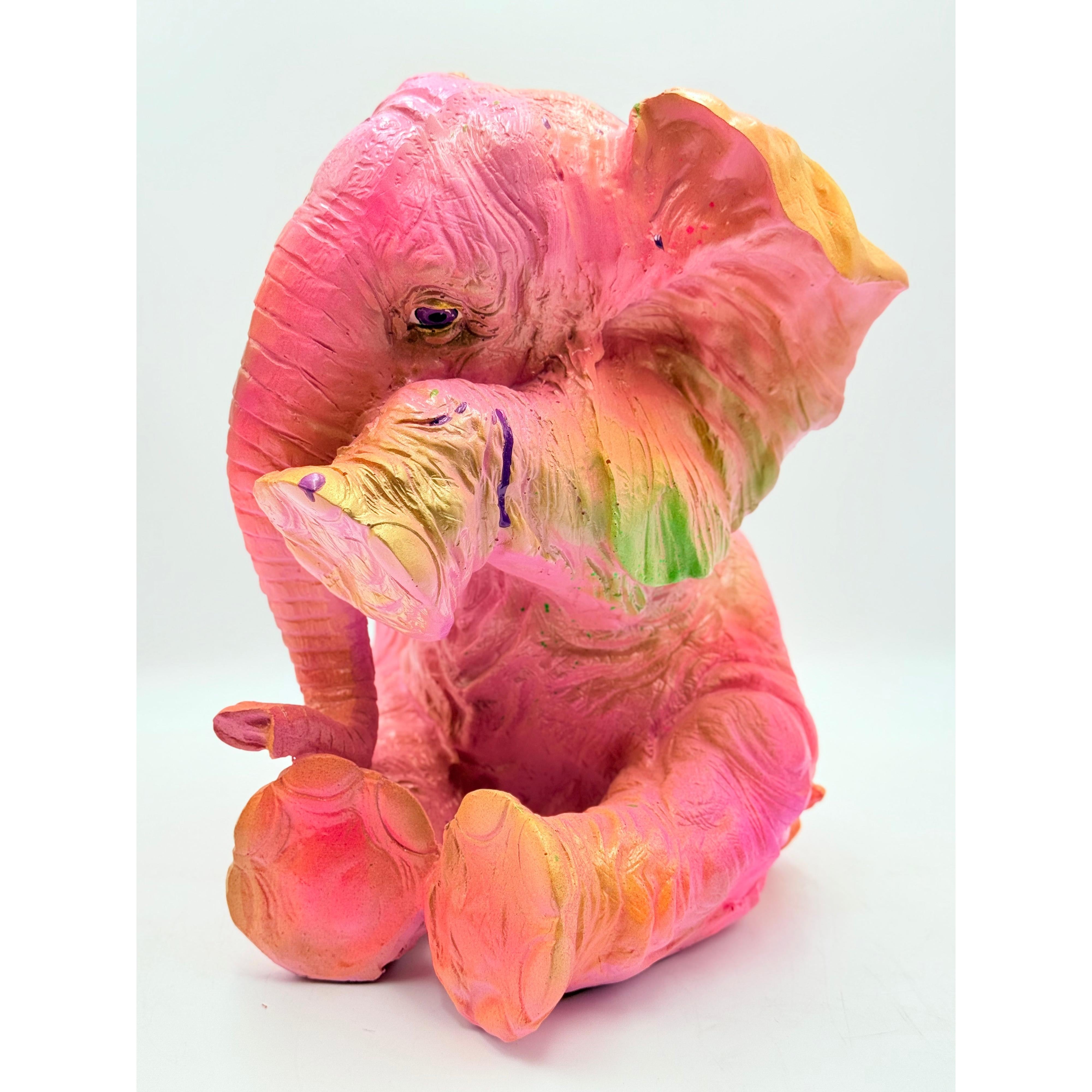 Pembe Oturan Fil Heykeli