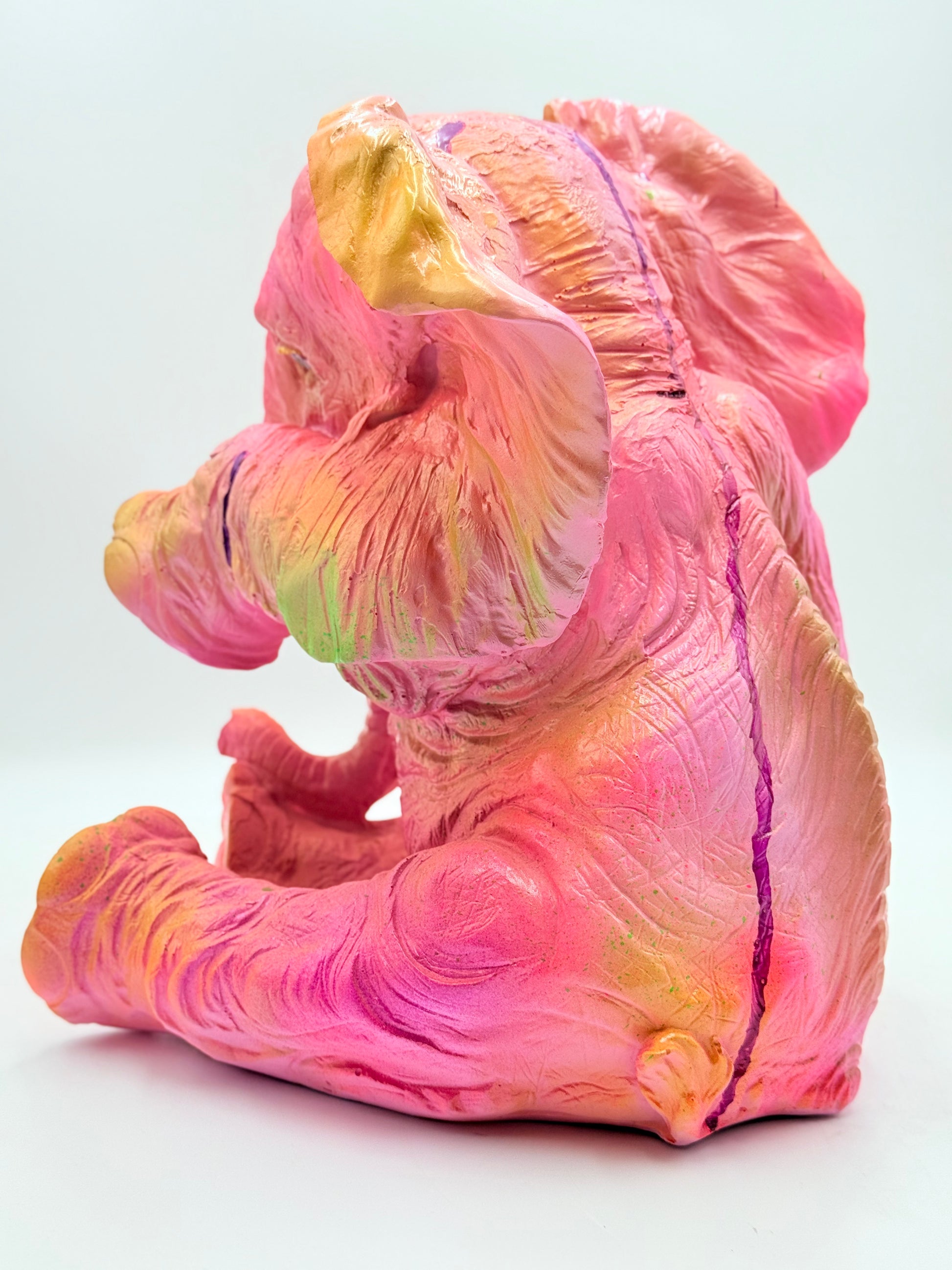 Pembe Oturan Fil Heykeli