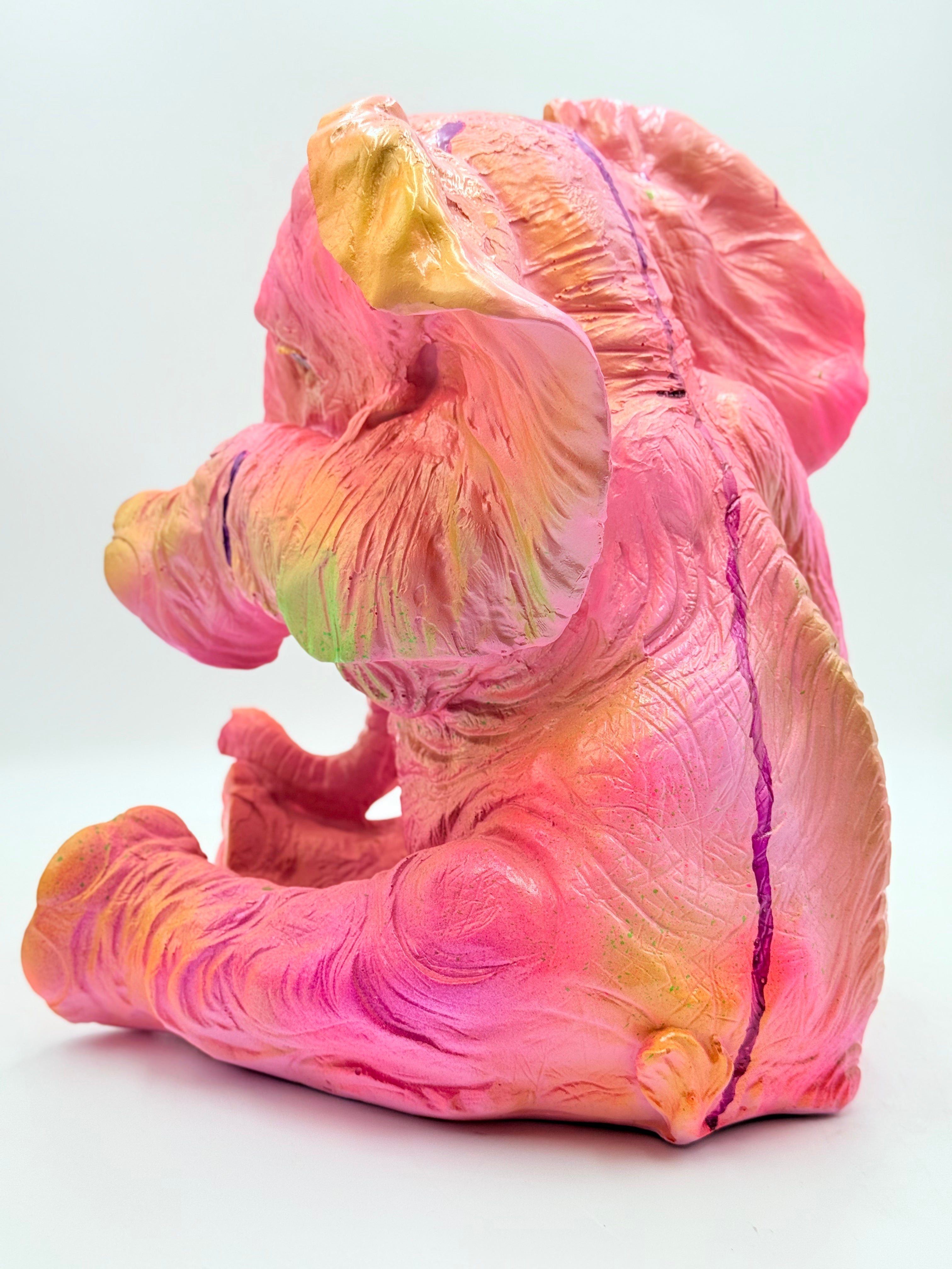 Pembe Oturan Fil Heykeli