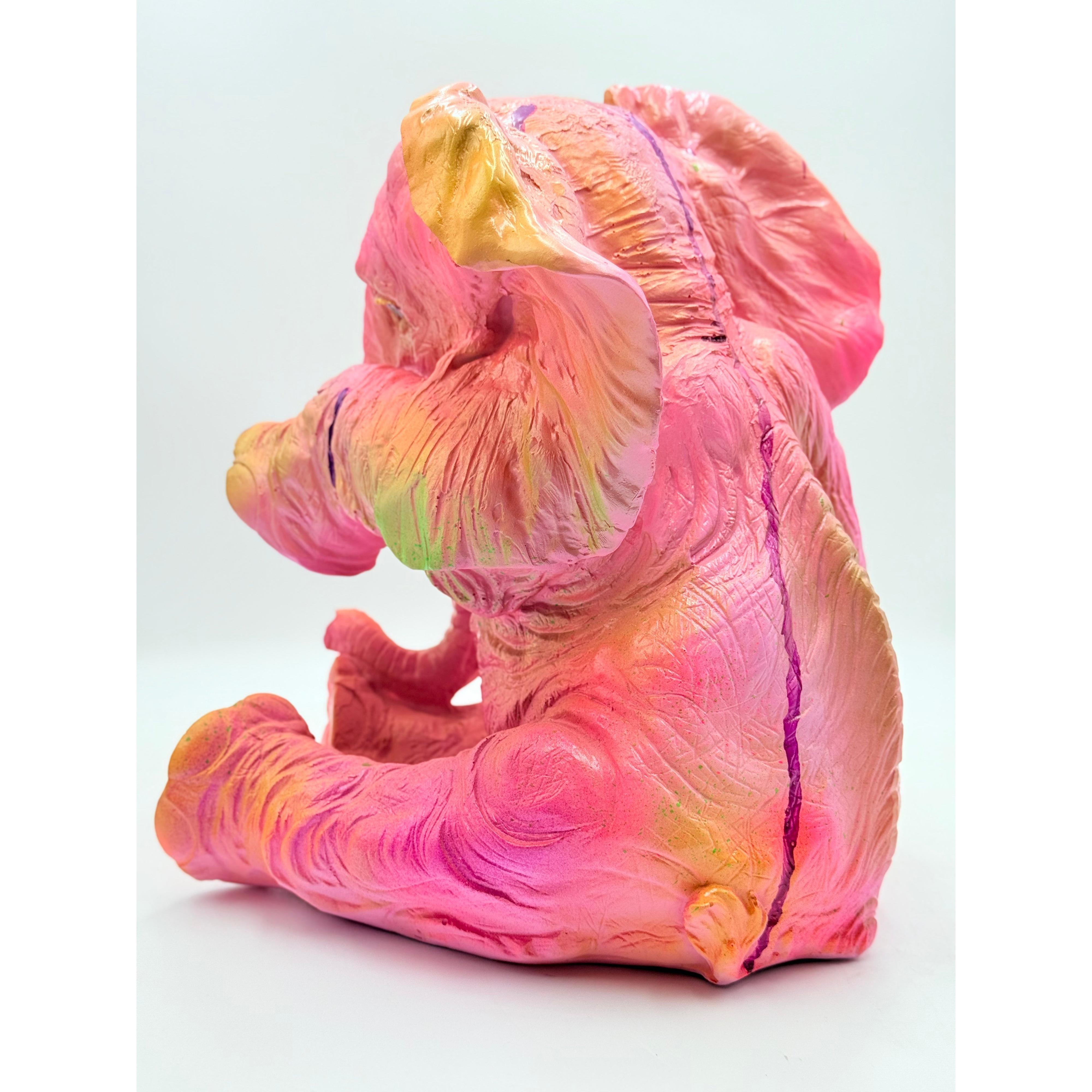 Pembe Oturan Fil Heykeli