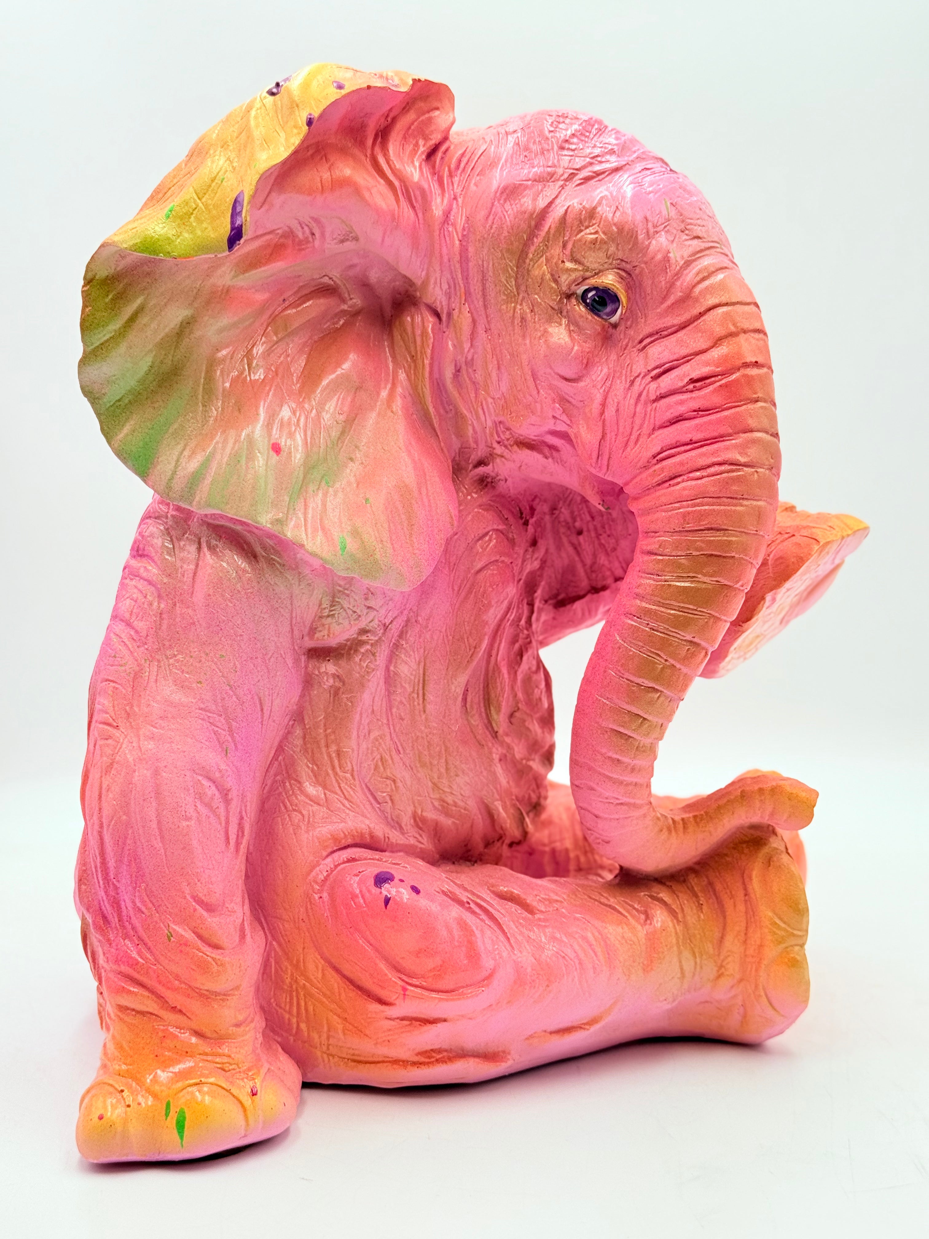 Pembe Oturan Fil Heykeli