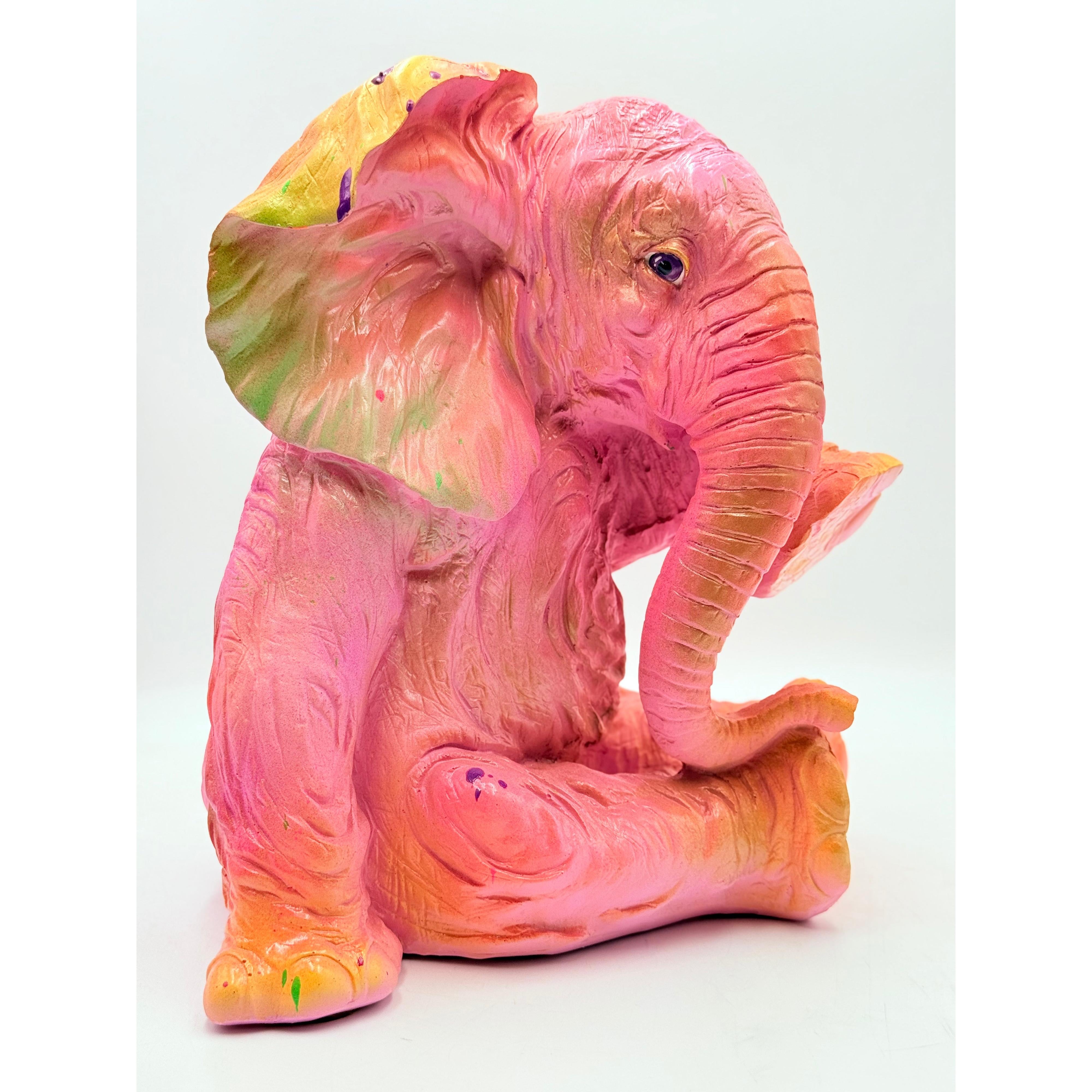 Pembe Oturan Fil Heykeli