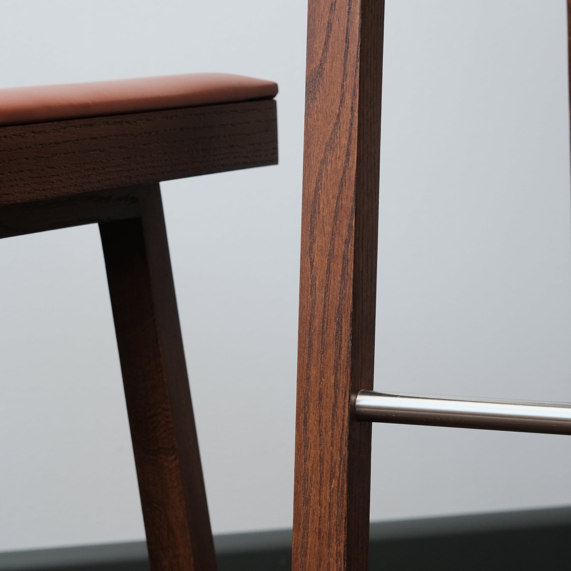 Pi Meşe Sırtlıklı Döşemeli Bar Sandalyesi Kahverengi