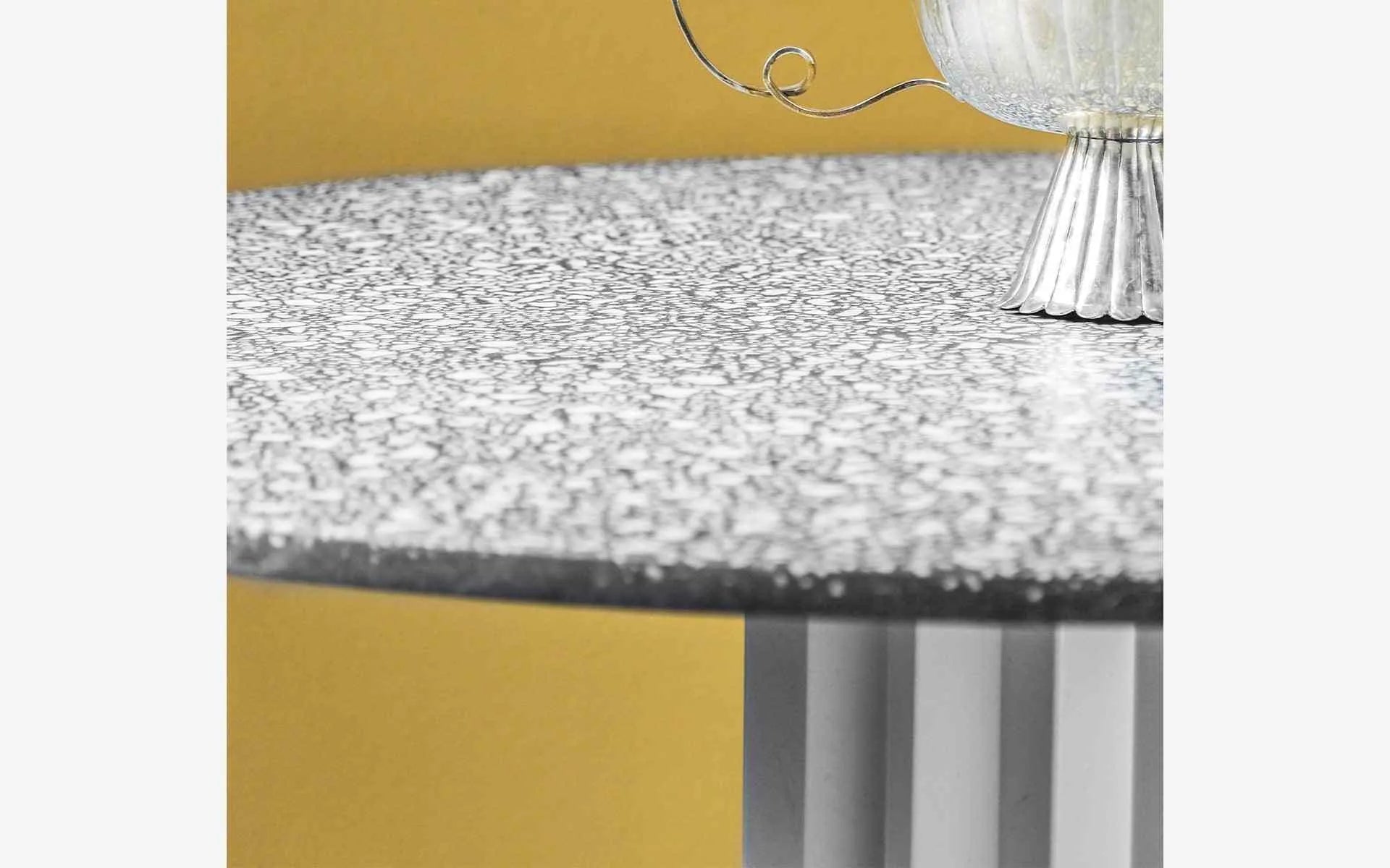 Recalled Yuvarlak Masa Beyaz Metal Terrazzo