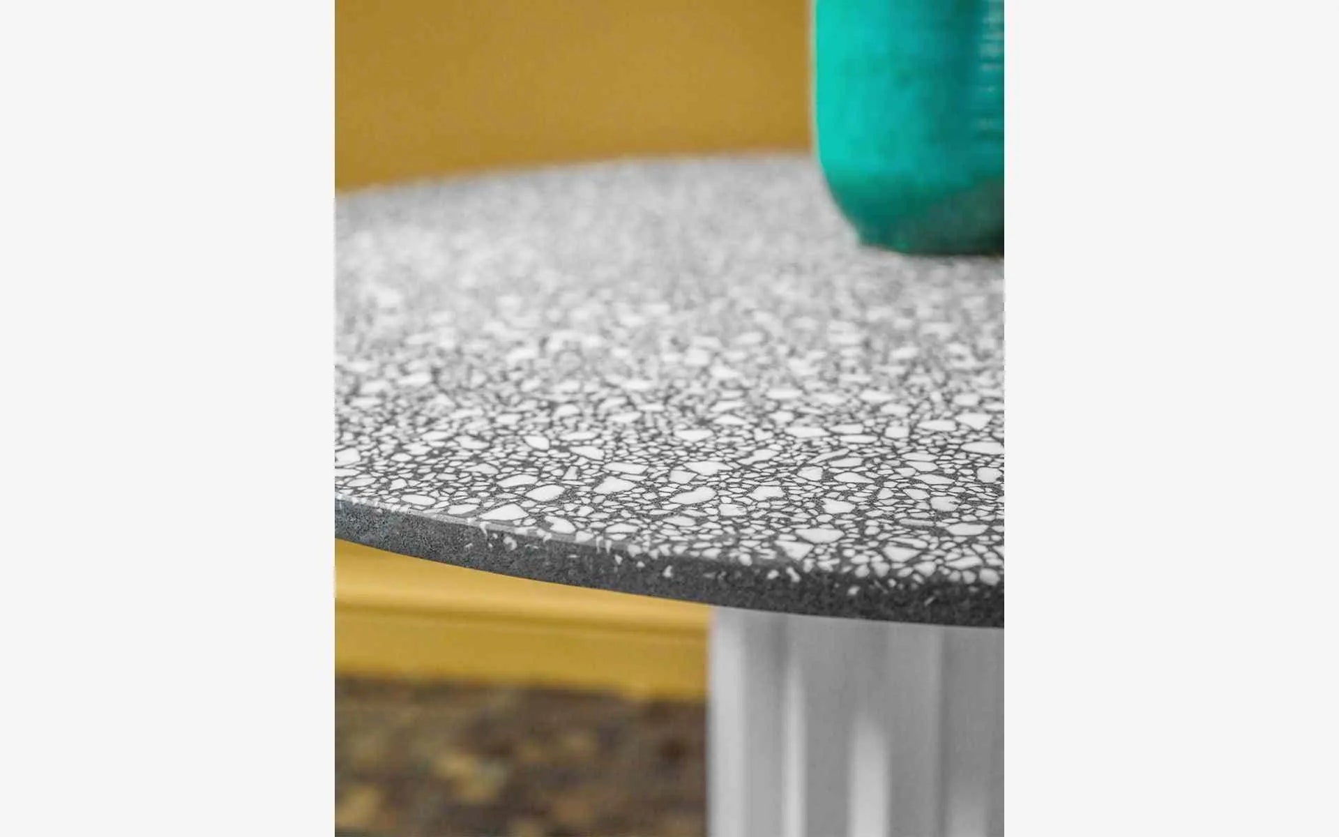 Recalled Yuvarlak Masa Beyaz Metal Terrazzo