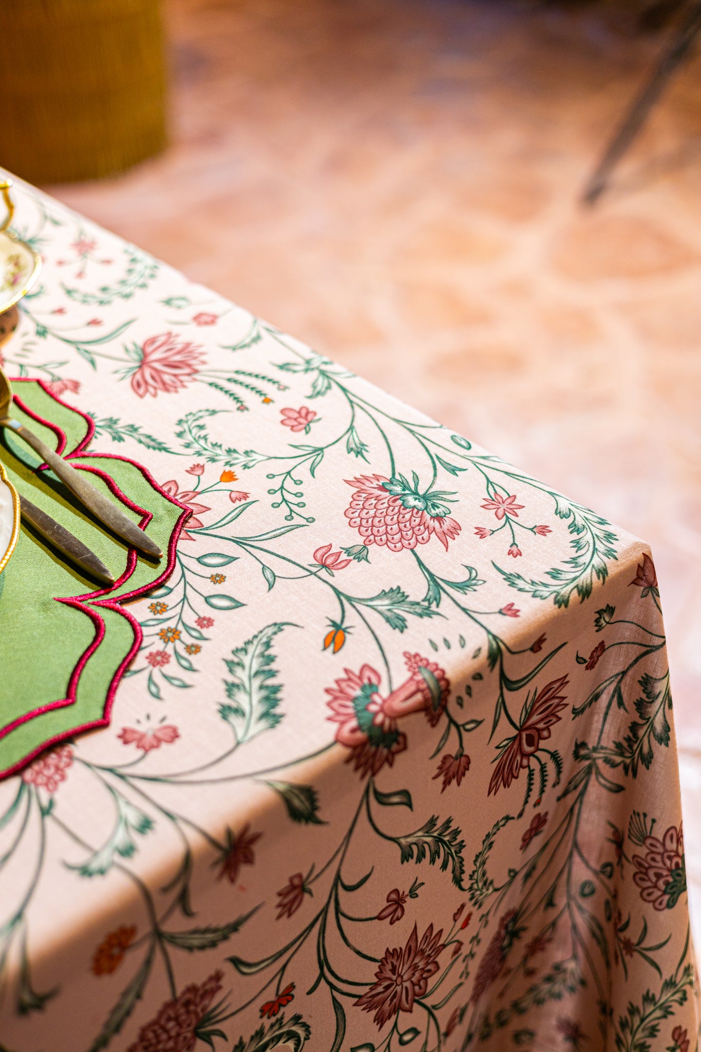 Rosalind Masa Örtüsü