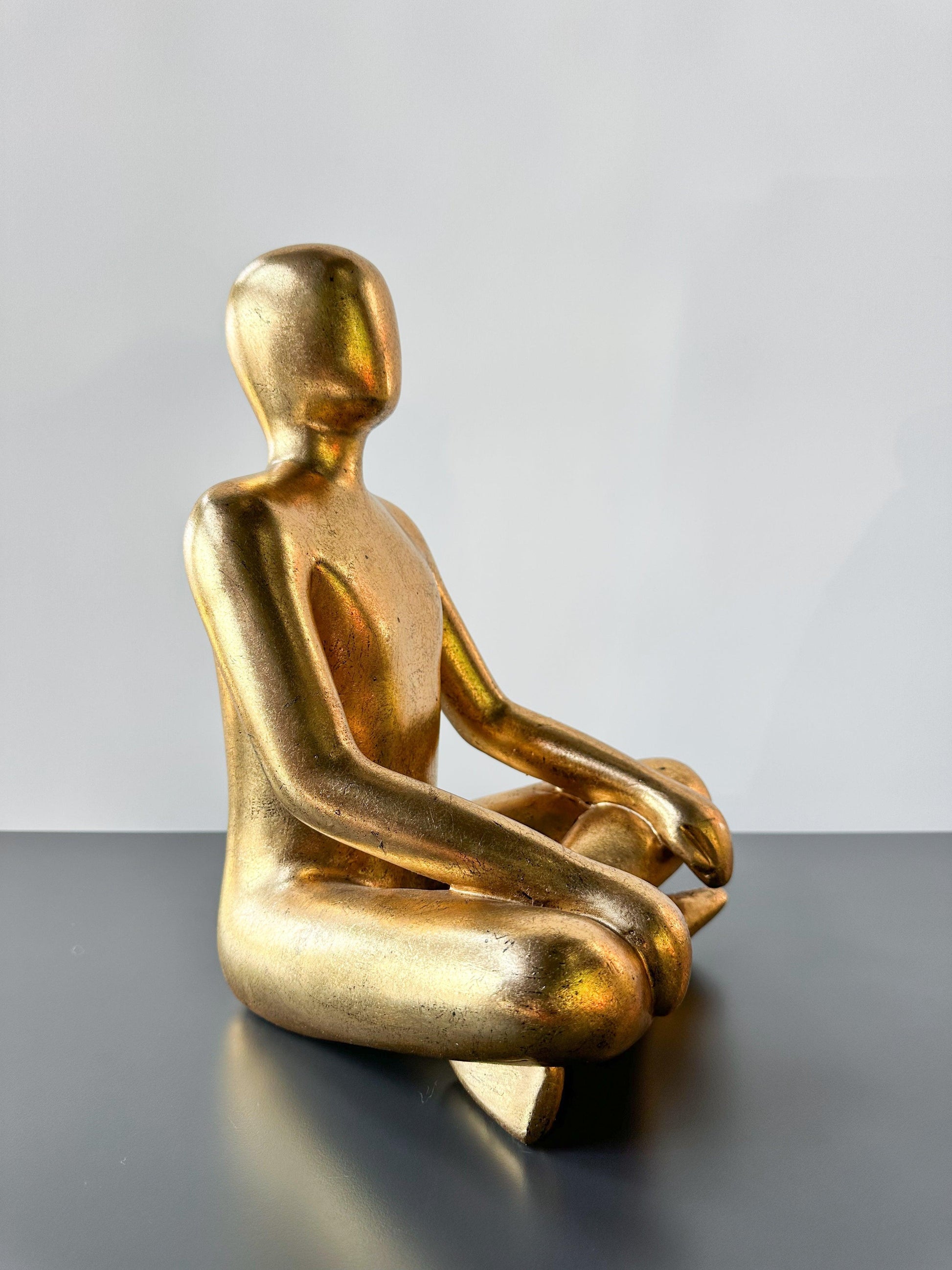 Gold Oturan Adam Heykel